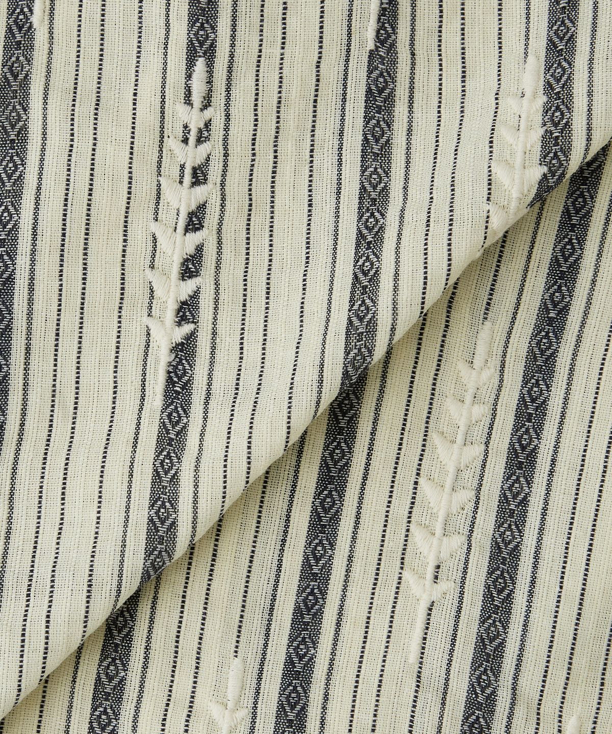 아웃스탠딩(OUTSTANDING) EMBROIDERY OPEN COLLAR HALF SHIRT_IVORY