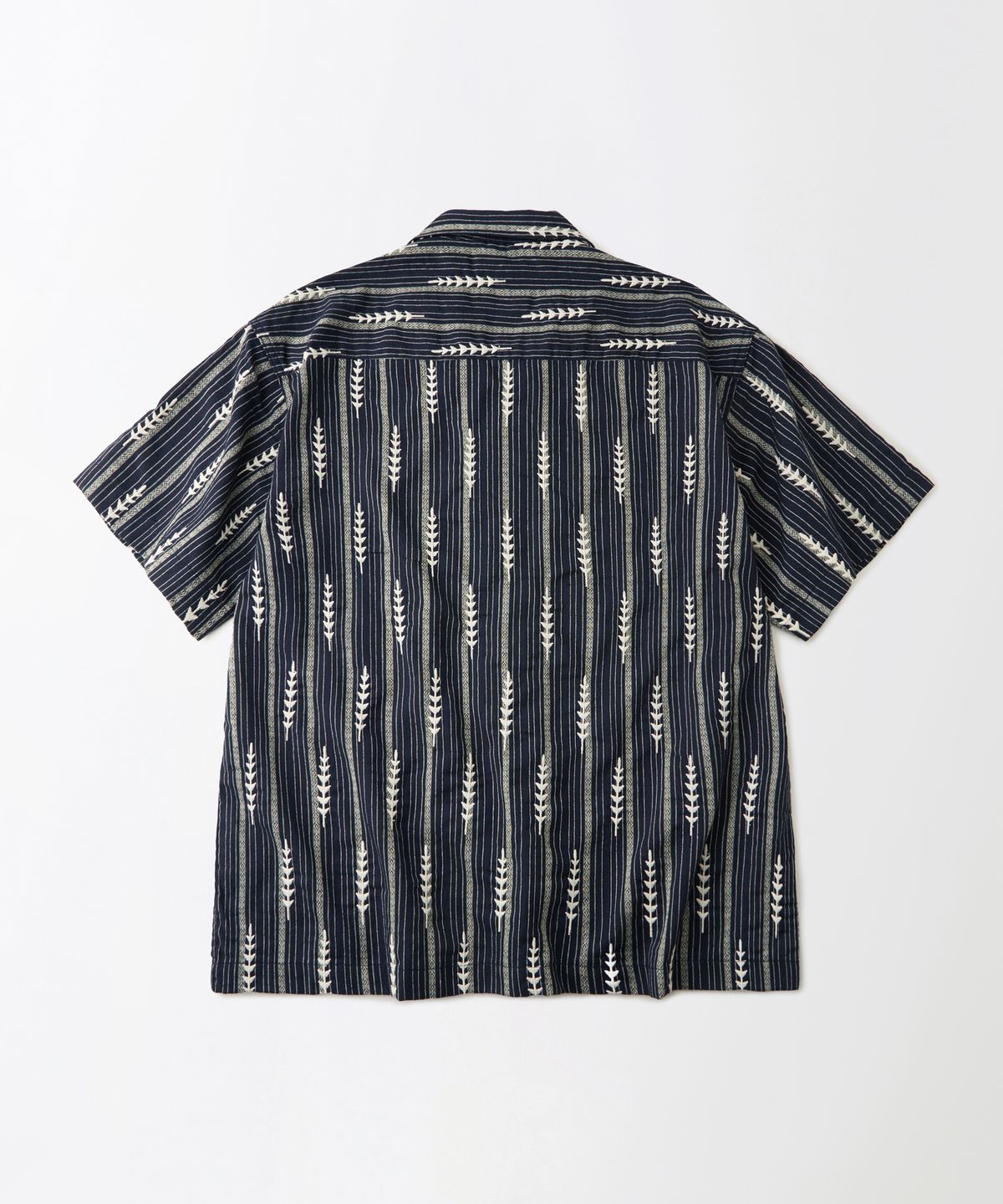 아웃스탠딩(OUTSTANDING) EMBROIDERY OPEN COLLAR HALF SHIRT_NAVY