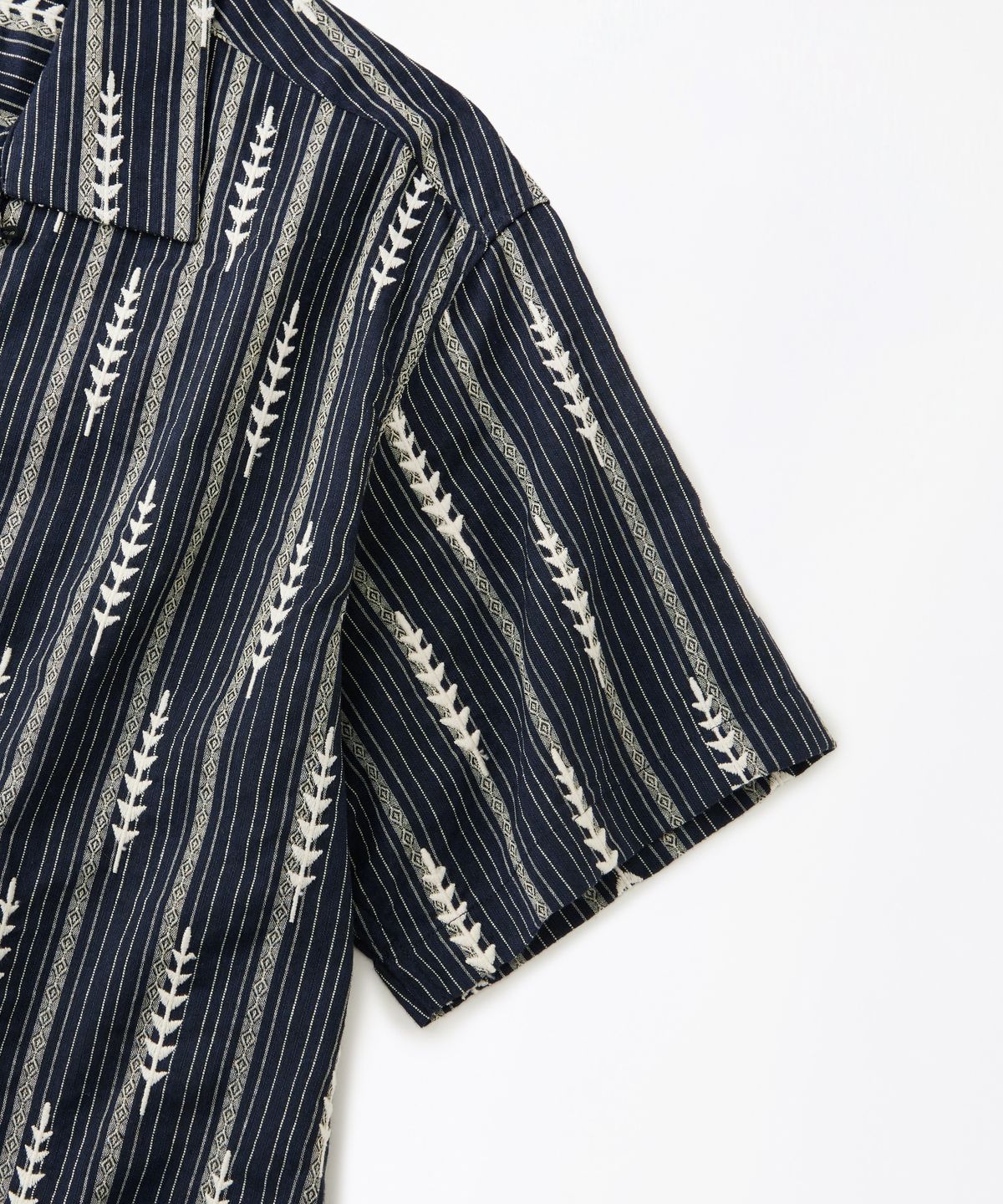 아웃스탠딩(OUTSTANDING) EMBROIDERY OPEN COLLAR HALF SHIRT_NAVY