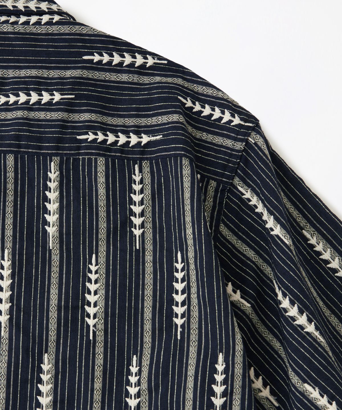 아웃스탠딩(OUTSTANDING) EMBROIDERY OPEN COLLAR HALF SHIRT_NAVY