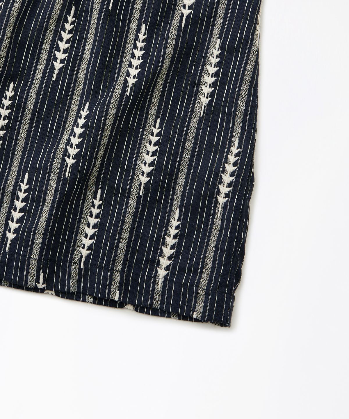 아웃스탠딩(OUTSTANDING) EMBROIDERY OPEN COLLAR HALF SHIRT_NAVY