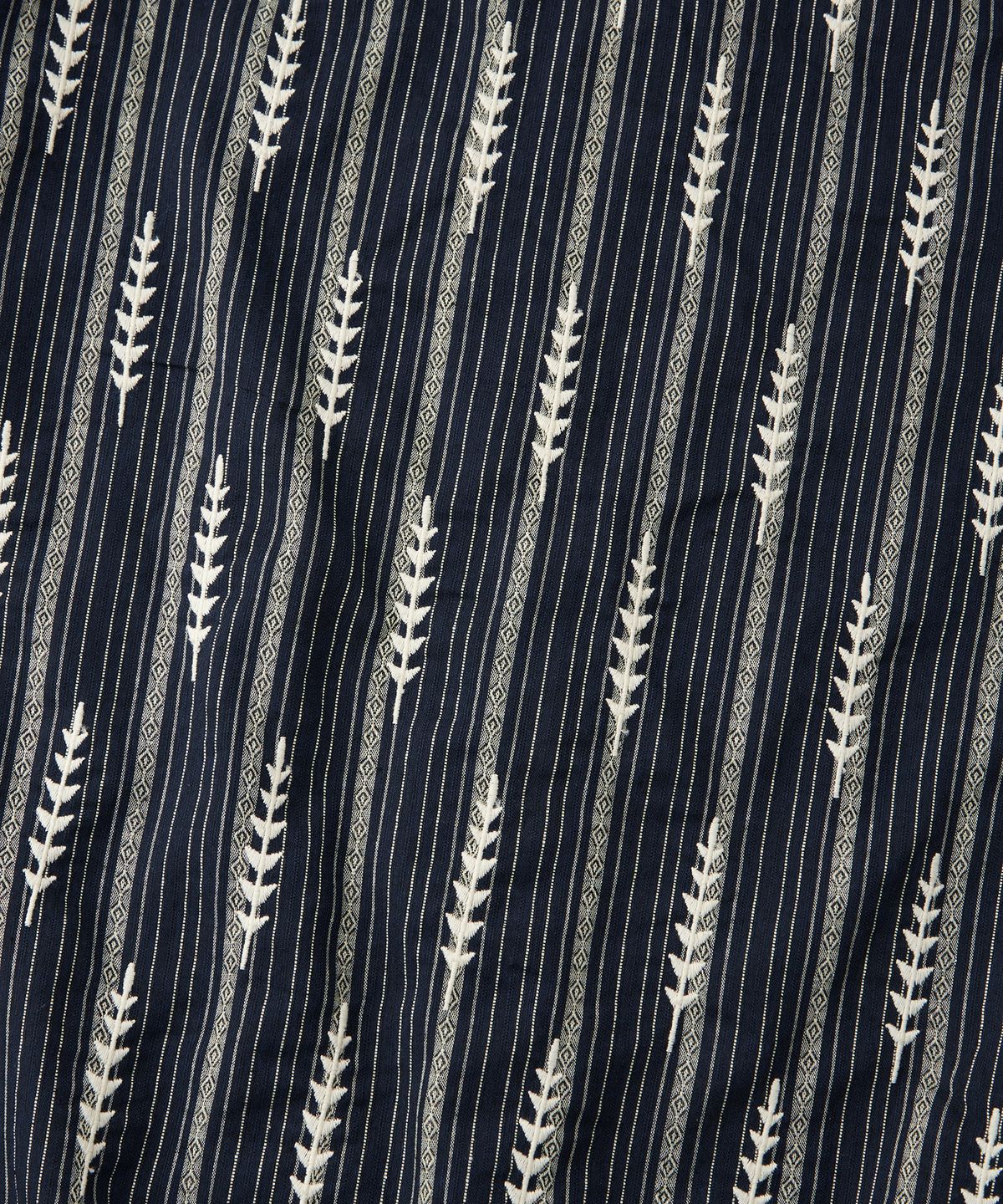 아웃스탠딩(OUTSTANDING) EMBROIDERY OPEN COLLAR HALF SHIRT_NAVY