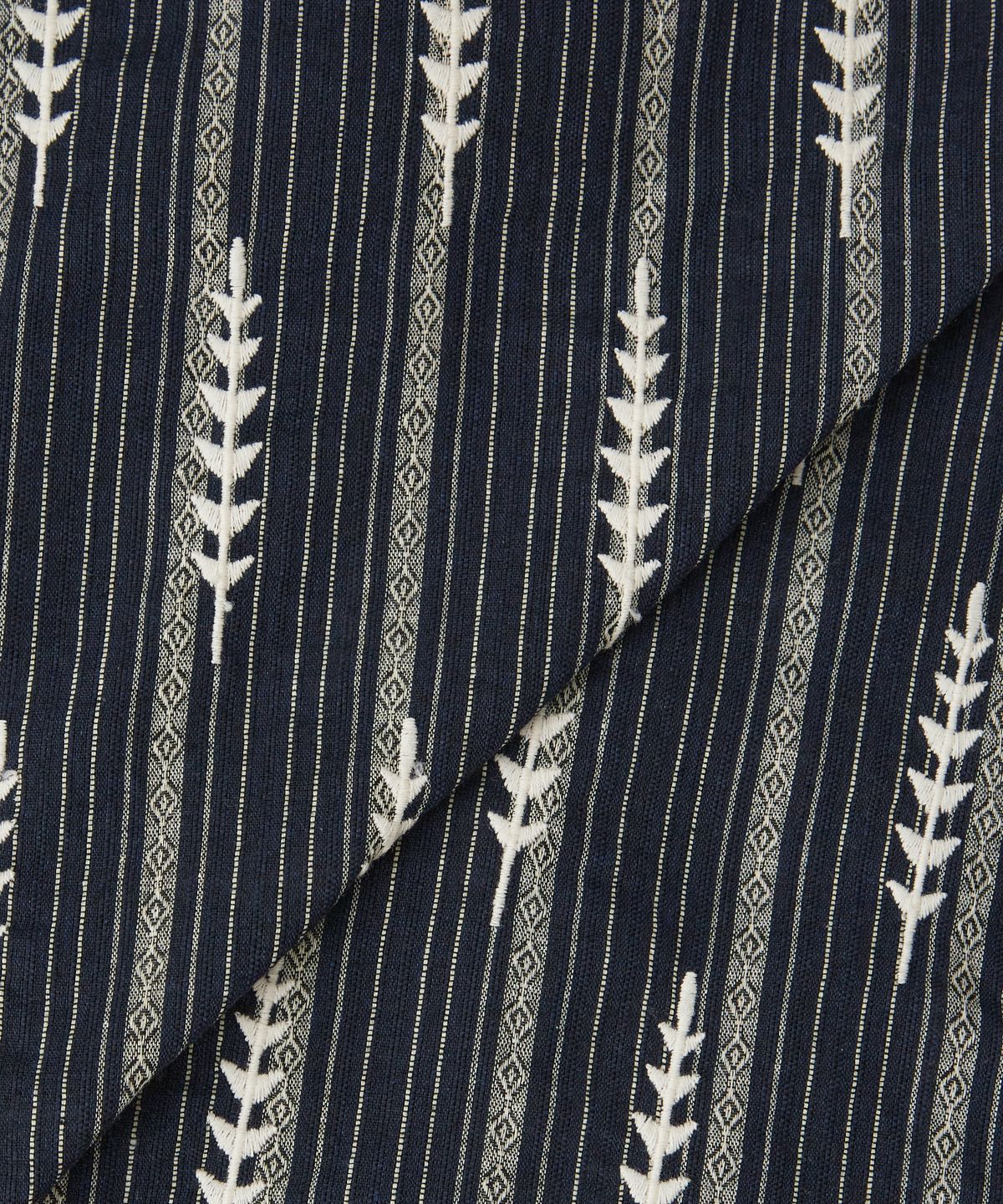 아웃스탠딩(OUTSTANDING) EMBROIDERY OPEN COLLAR HALF SHIRT_NAVY