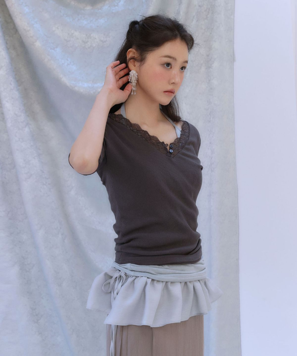 아우로(OURO) ESSENTIAL LACE SLIP TEE [ CHARCOAL ]