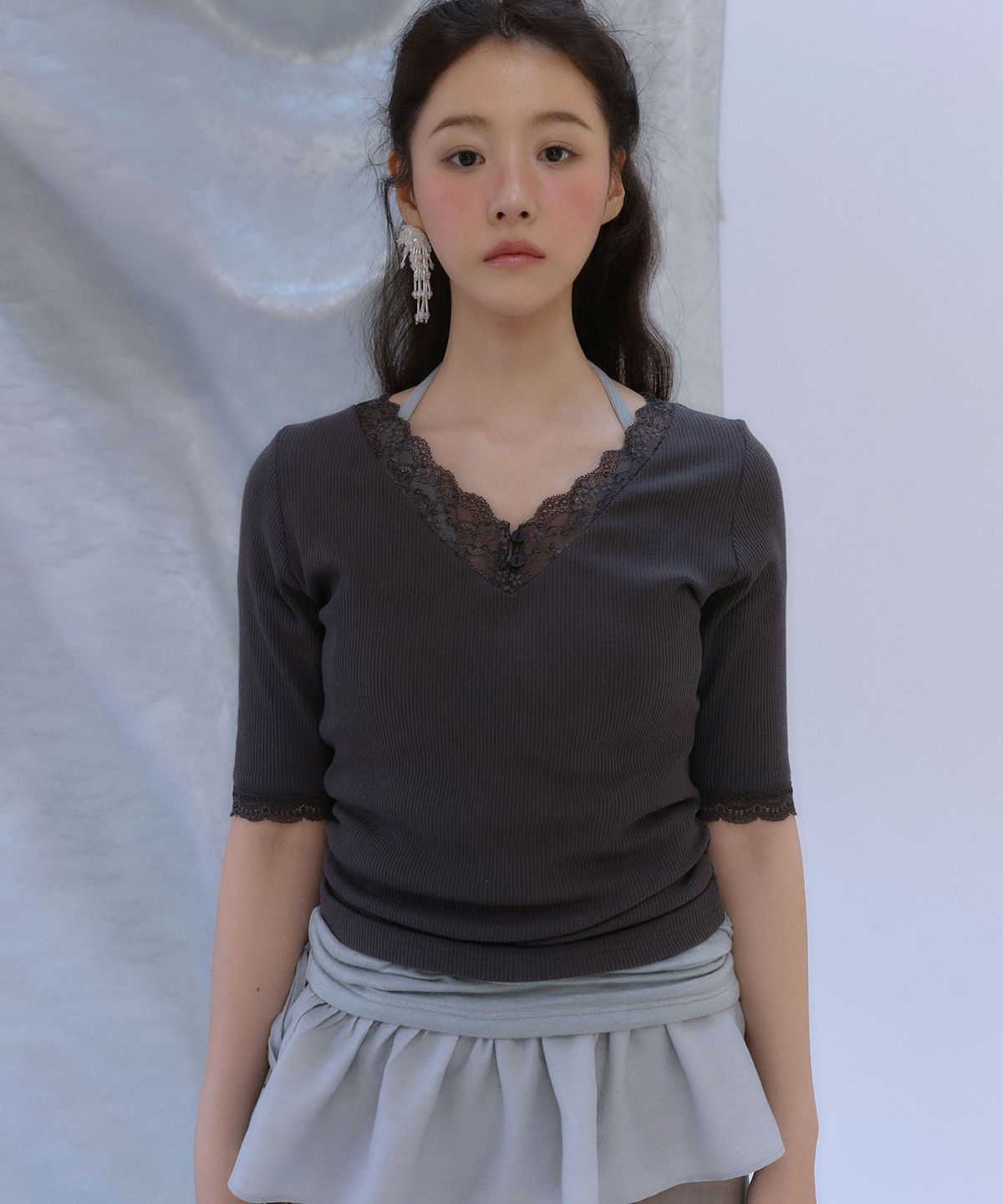 아우로(OURO) ESSENTIAL LACE SLIP TEE [ CHARCOAL ]