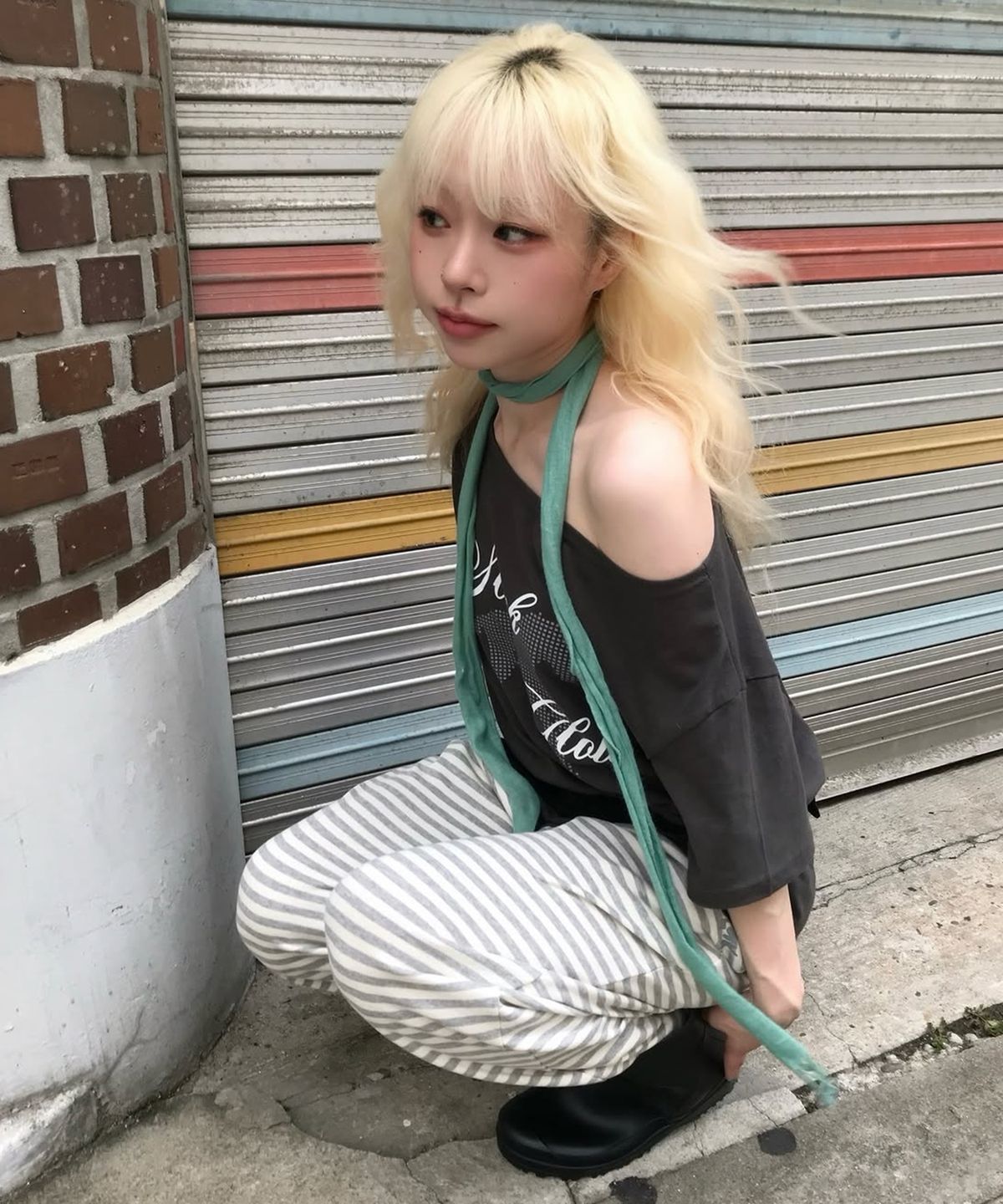 슬릭글로우(SLEEKGLOW) 스트라이프 레터링 스웨트 팬츠[그레이]