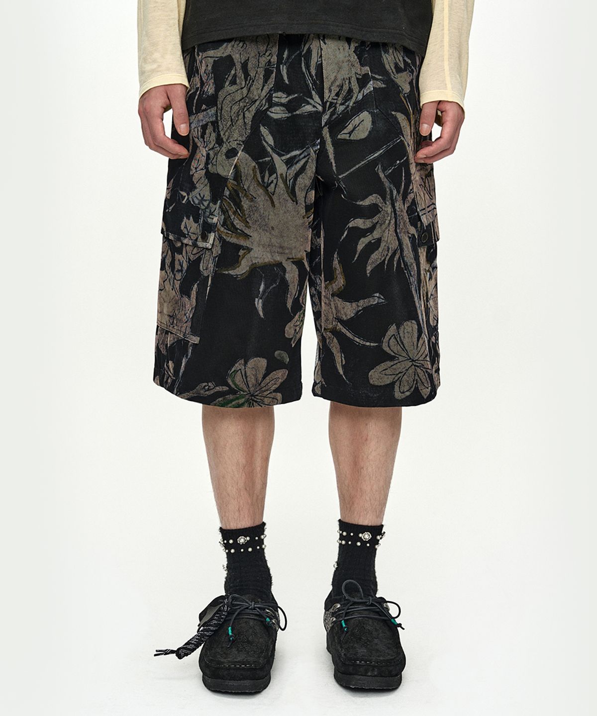 앤더슨벨(ADSB ANDERSSON BELL) FLOWER OVERLAY CARGO SHORTS apa902m(BLACK/BEIGE)