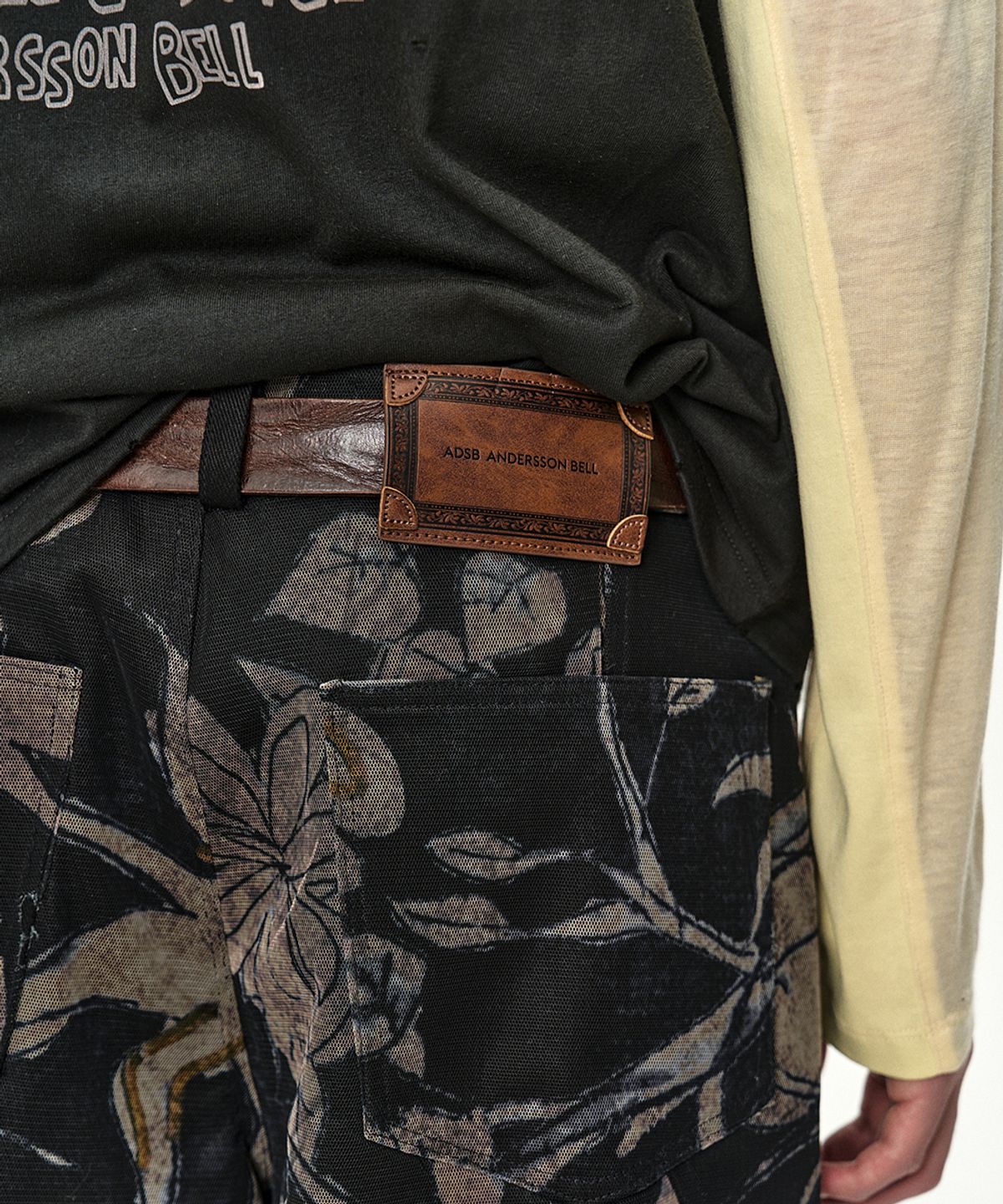앤더슨벨(ADSB ANDERSSON BELL) FLOWER OVERLAY CARGO SHORTS apa902m(BLACK/BEIGE)
