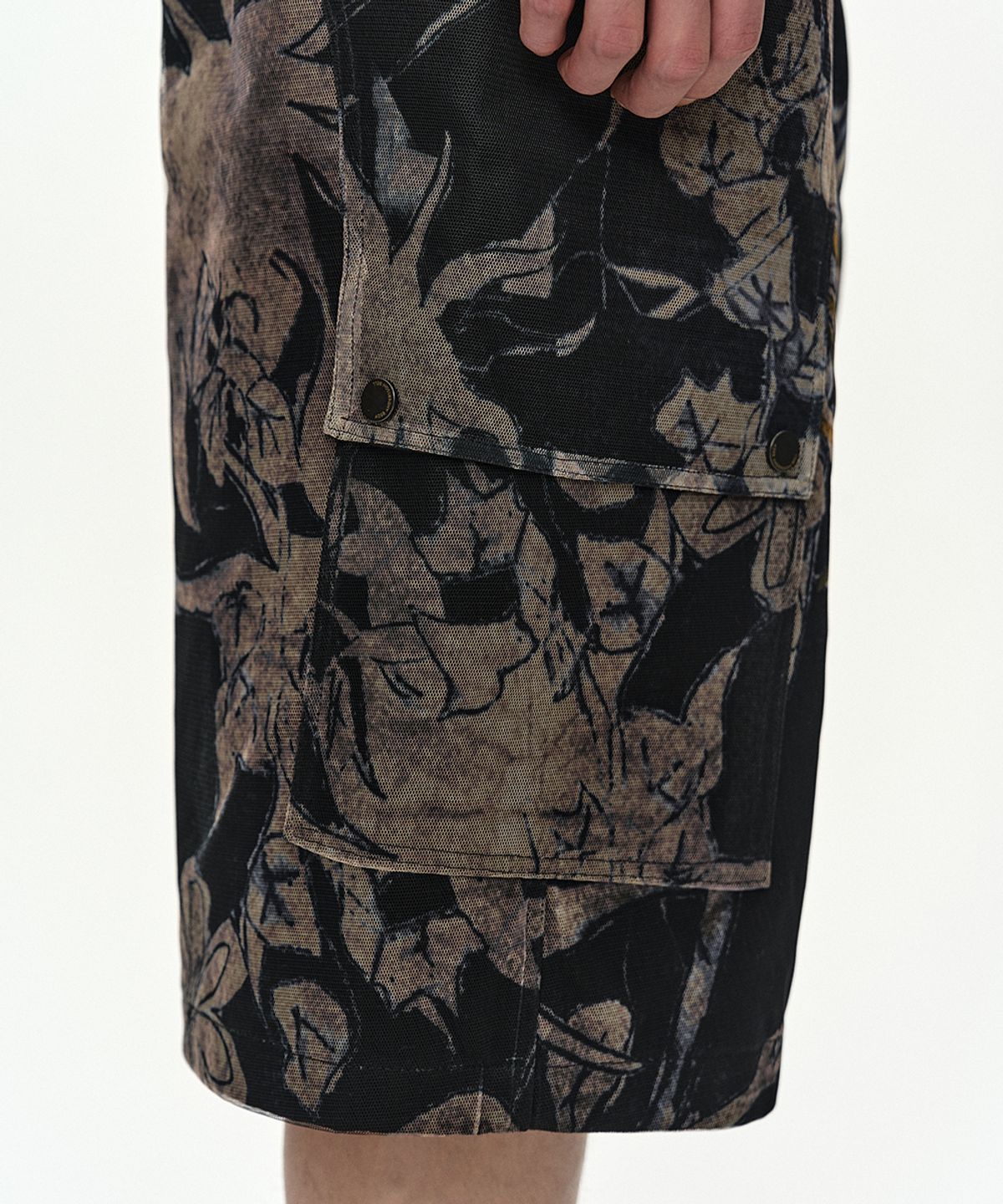 앤더슨벨(ADSB ANDERSSON BELL) FLOWER OVERLAY CARGO SHORTS apa902m(BLACK/BEIGE)