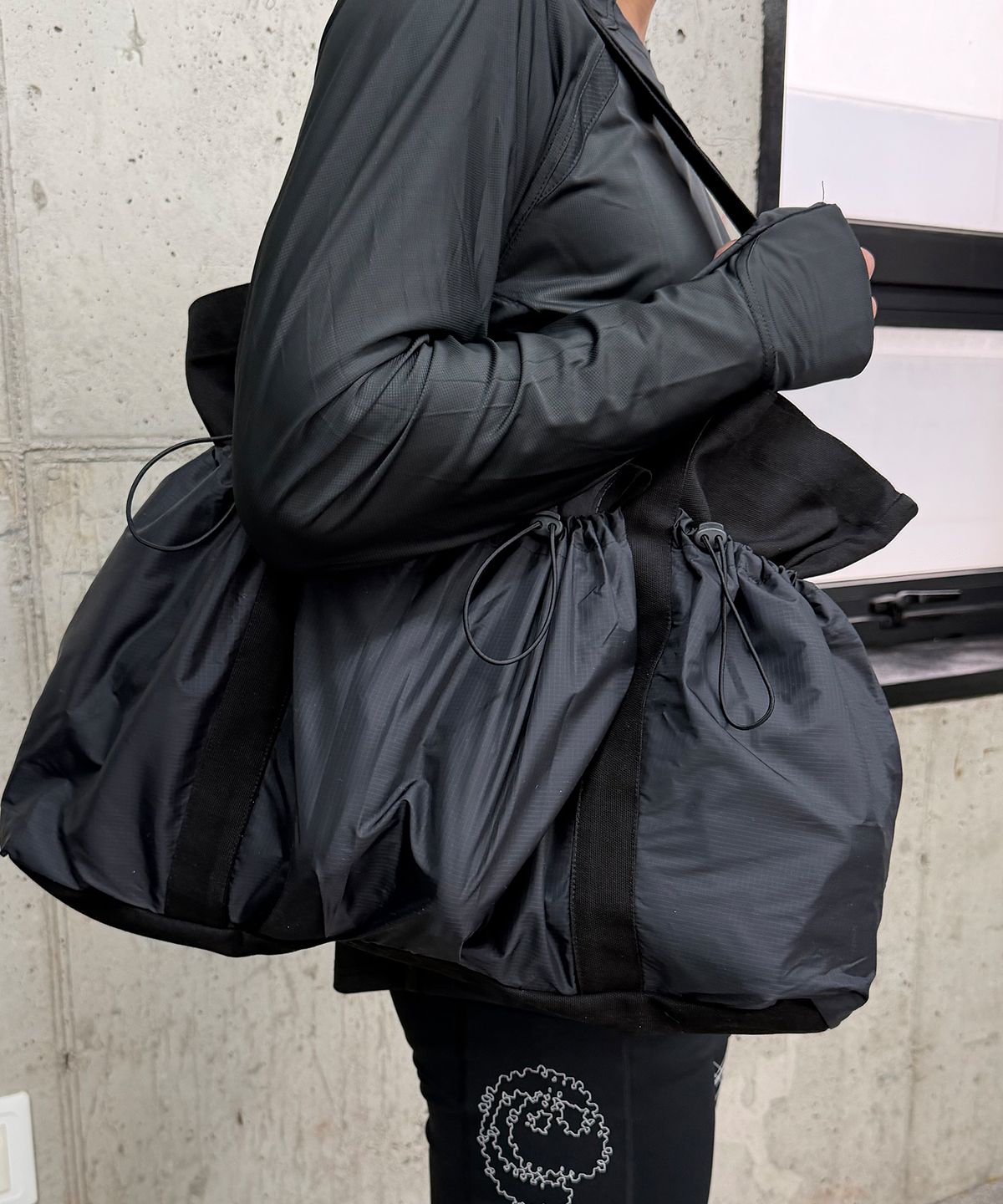 더왈드(THEWARLD) 씨앤 러닝 아웃도어 데일리 토트백 (블랙)