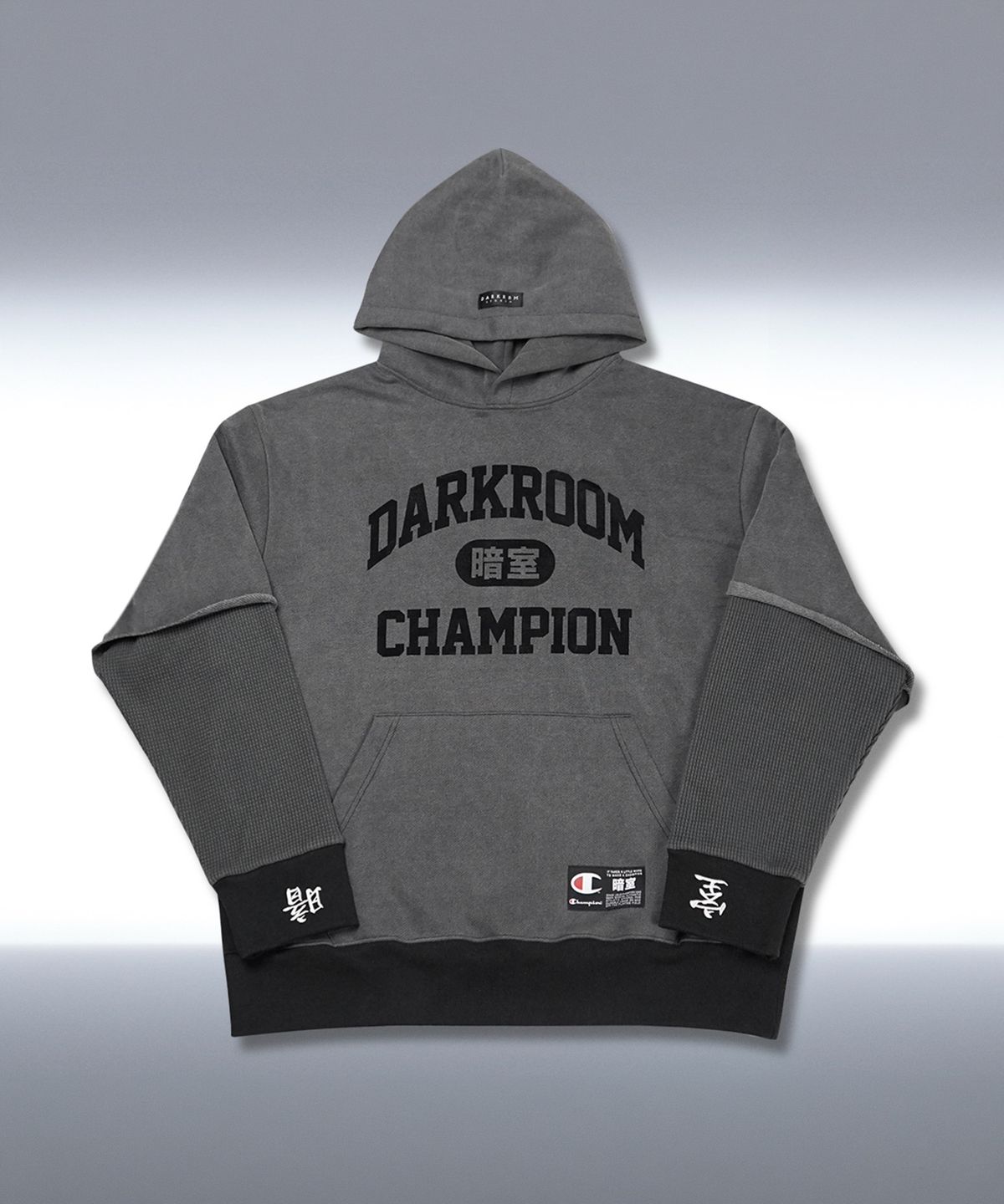 챔피온(CHAMPION) 챔피온 X 다크룸 스튜디오 헤비웨이트 레이어드 후드 티셔츠 Charcoal