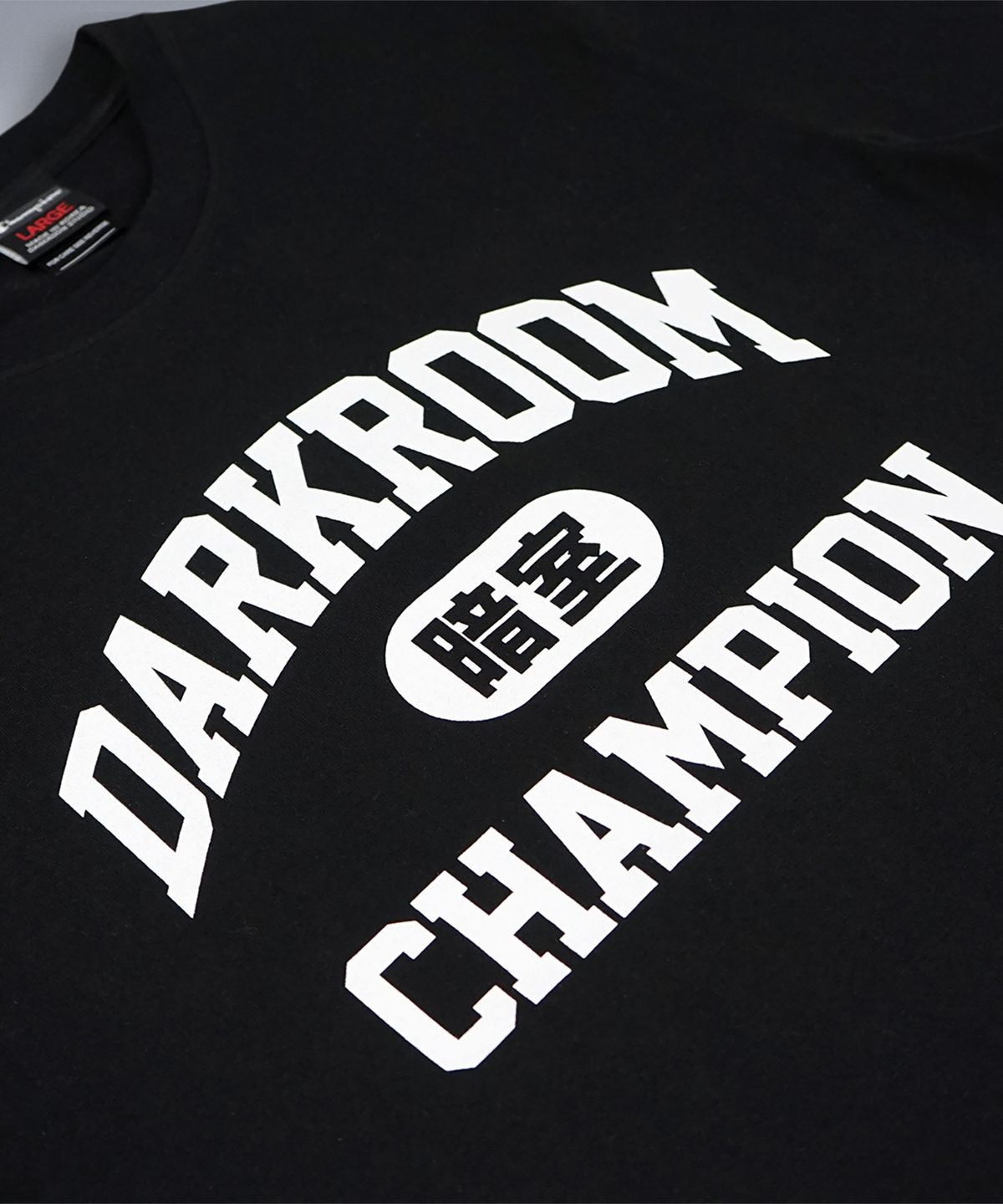 챔피온(CHAMPION) 챔피온 X 다크룸 스튜디오 반팔 티셔츠 Black