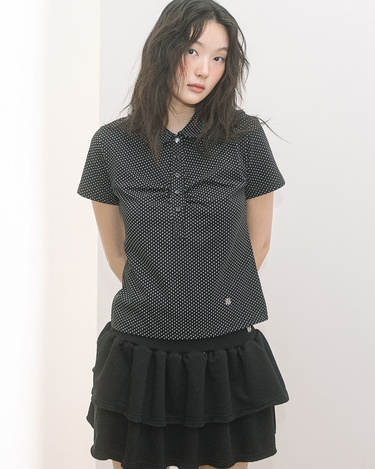 해비즘(HAVISM) ROUND COLLAR SHIRRING S/S TEE(DOT BLACK)