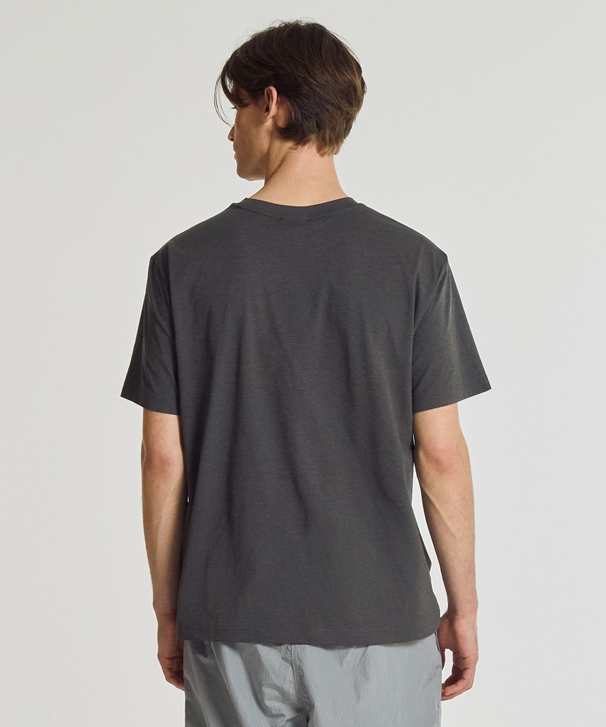 뉴발란스(NEW BALANCE) NBNEG31633 / UNI FROZEN ESSENTIAL 스몰로고 반팔티 (CHARCOAL)
