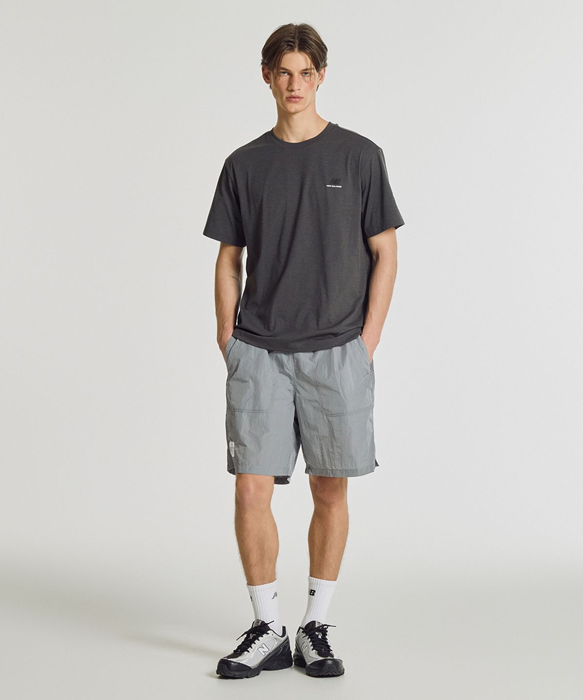 뉴발란스(NEW BALANCE) NBNEG31633 / UNI FROZEN ESSENTIAL 스몰로고 반팔티 (CHARCOAL)
