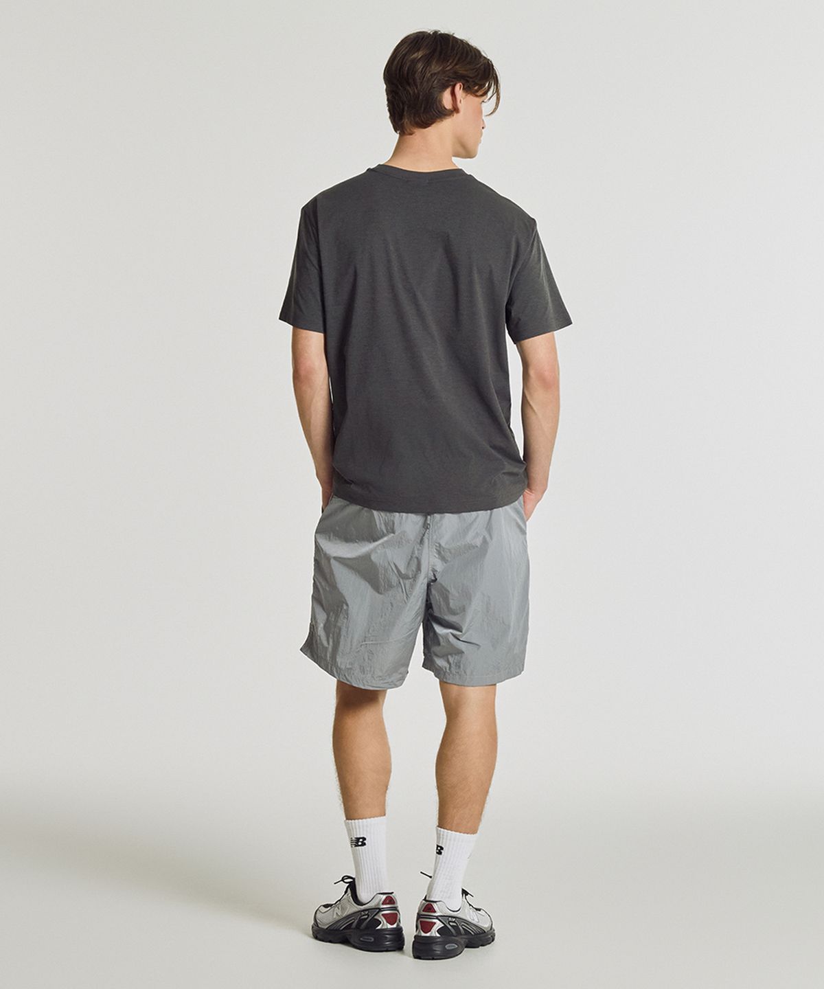 뉴발란스(NEW BALANCE) NBNEG31633 / UNI FROZEN ESSENTIAL 스몰로고 반팔티 (CHARCOAL)