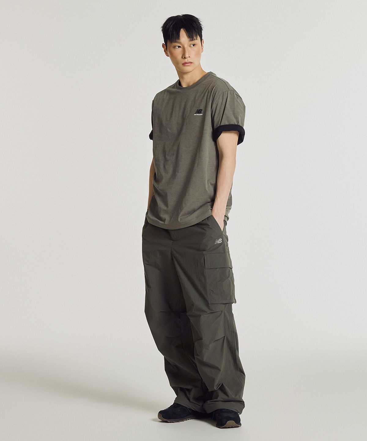뉴발란스(NEW BALANCE) NBNEG31633 / UNI FROZEN ESSENTIAL 스몰로고 반팔티 (KHAKI)