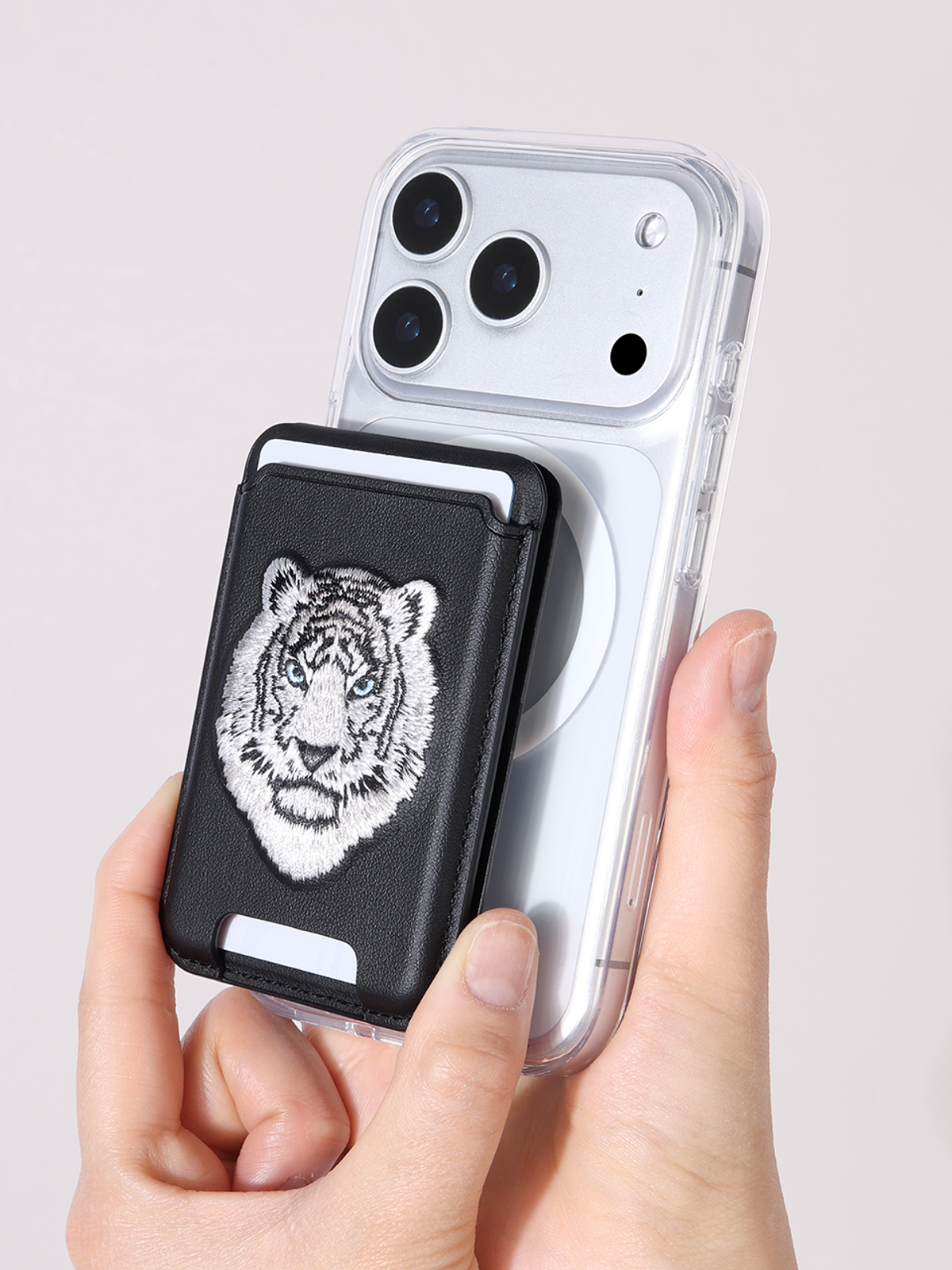 디자인스킨(DESIGNSKIN) 맥세이프 비스트 자수 스탠드 레더 포켓-백호