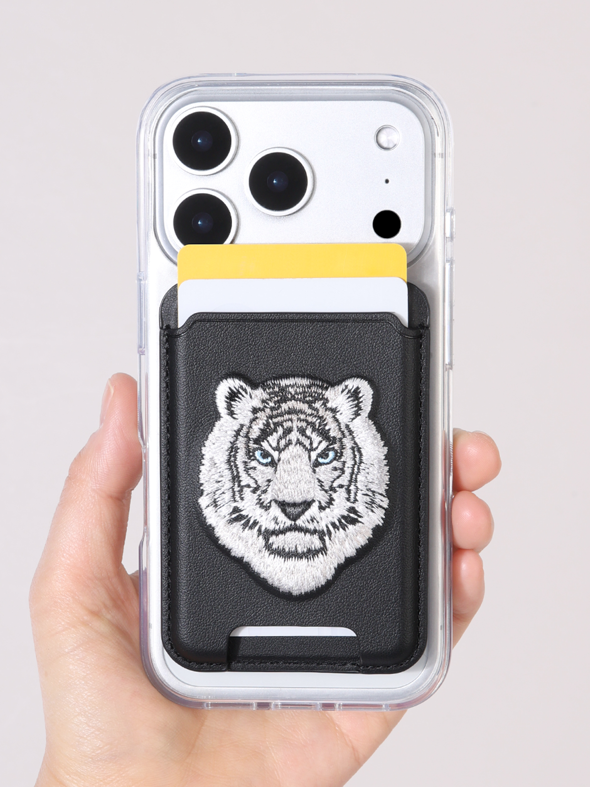 디자인스킨(DESIGNSKIN) 맥세이프 비스트 자수 스탠드 레더 포켓-백호