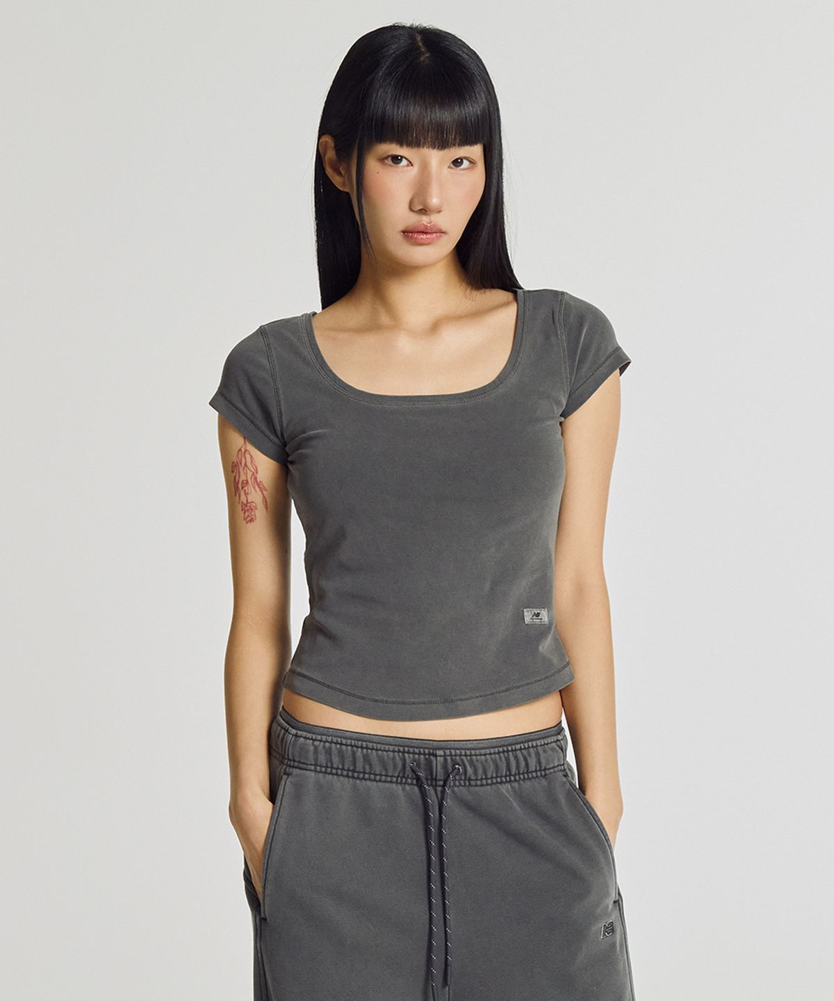 뉴발란스(NEW BALANCE) NBNEG2W472 / WOMEN 핏티드 스퀘어넥 캡 반팔티 (DYEING CHARCOAL)