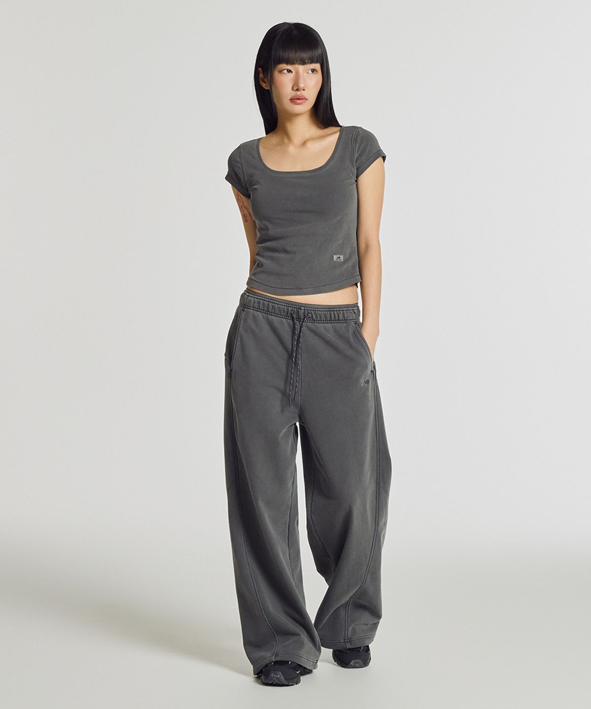 뉴발란스(NEW BALANCE) NBNEG2W472 / WOMEN 핏티드 스퀘어넥 캡 반팔티 (DYEING CHARCOAL)