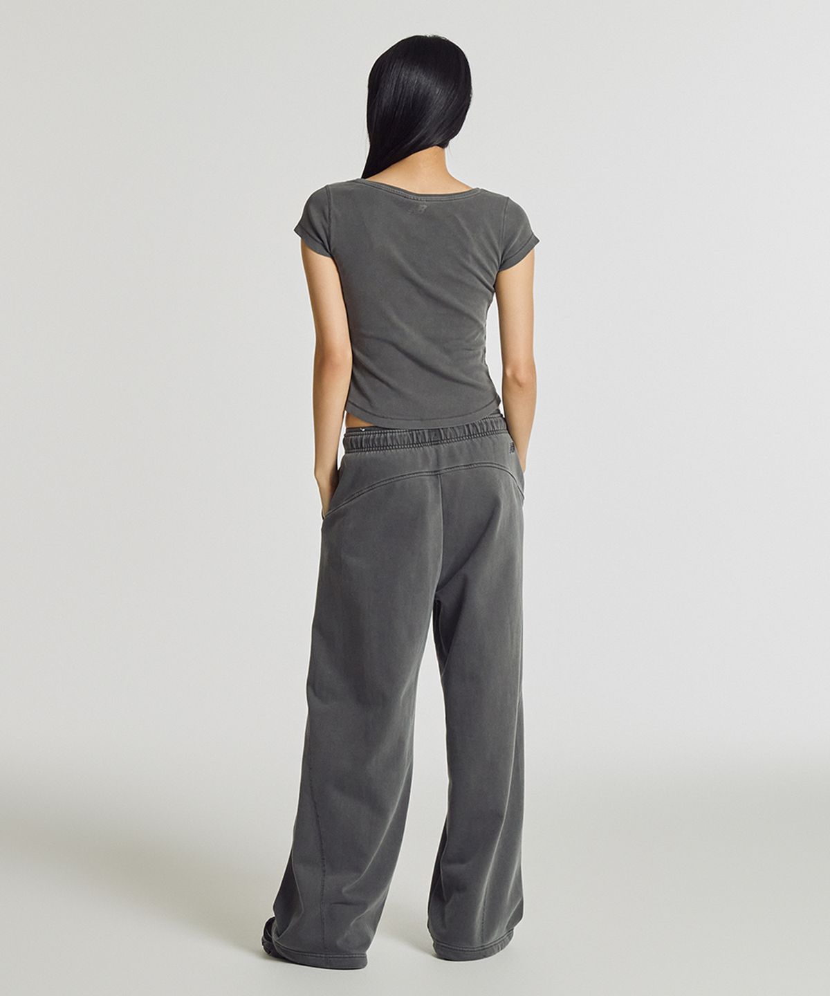 뉴발란스(NEW BALANCE) NBNEG2W472 / WOMEN 핏티드 스퀘어넥 캡 반팔티 (DYEING CHARCOAL)