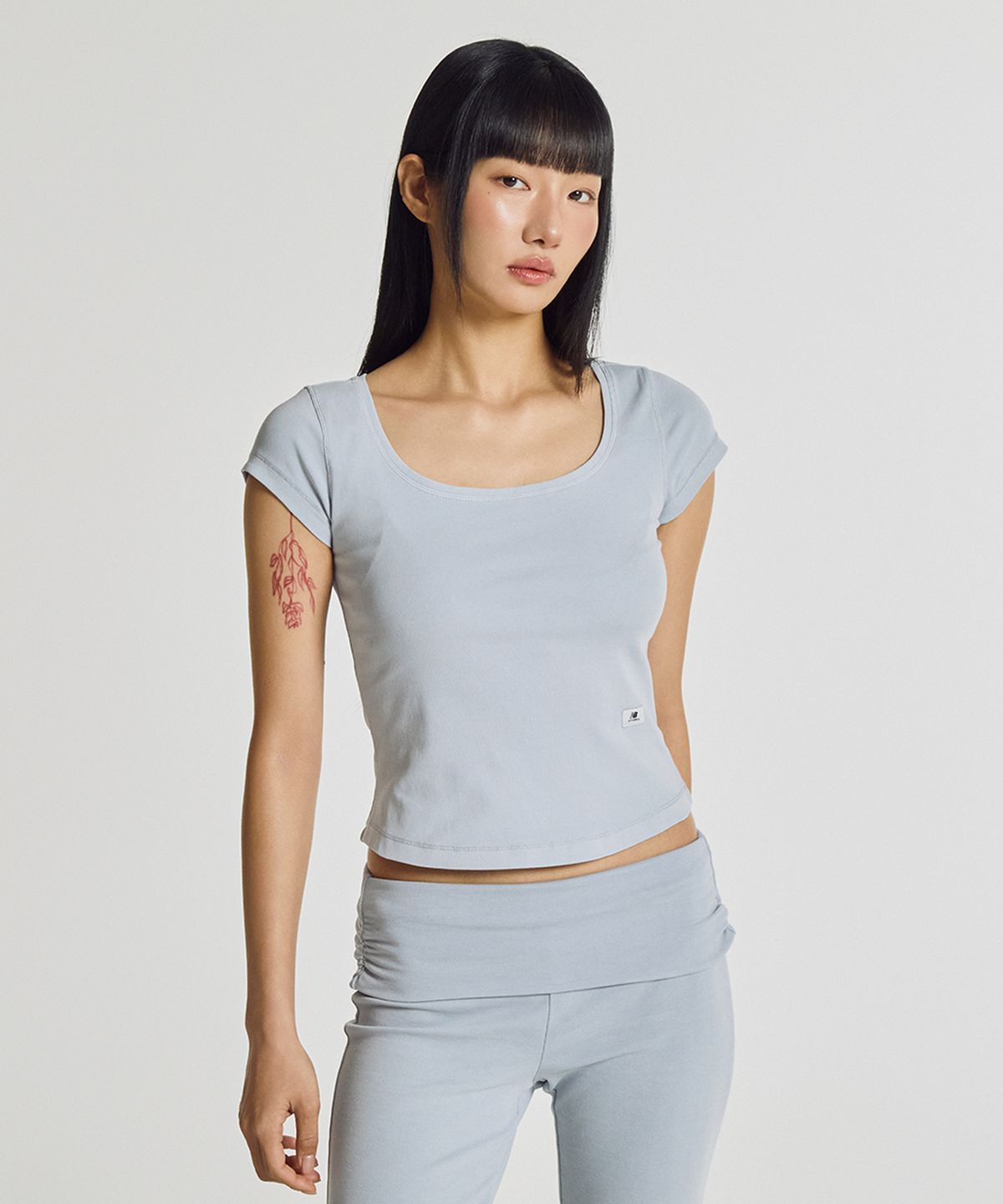 뉴발란스(NEW BALANCE) NBNEG2W472 / WOMEN 핏티드 스퀘어넥 캡 반팔티 (DYEING BLUE)