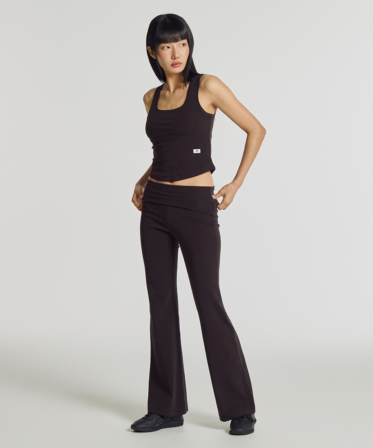 뉴발란스(NEW BALANCE) NBNGG2W472 / WOMEN 핏티드 스퀘어넥 나시티 (BROWN)
