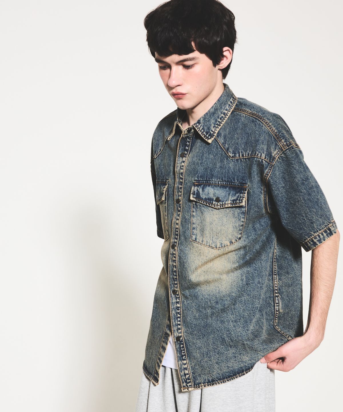 어노이드(ANNOYED) 웨스턴 절개 데님 반팔 셔츠 LQ2YU354_DARK INDIGO