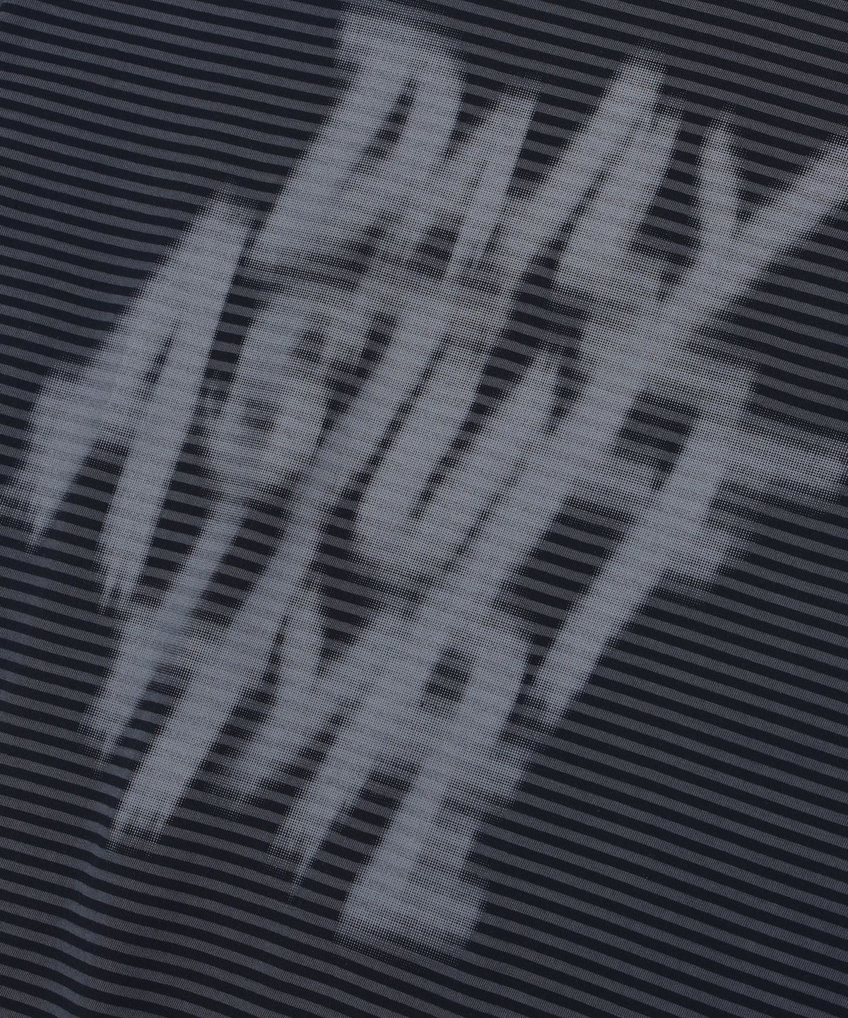 어노이드(ANNOYED) 블러 타이핑 스트라이프 반팔 LQ2TU305_CHARCOAL