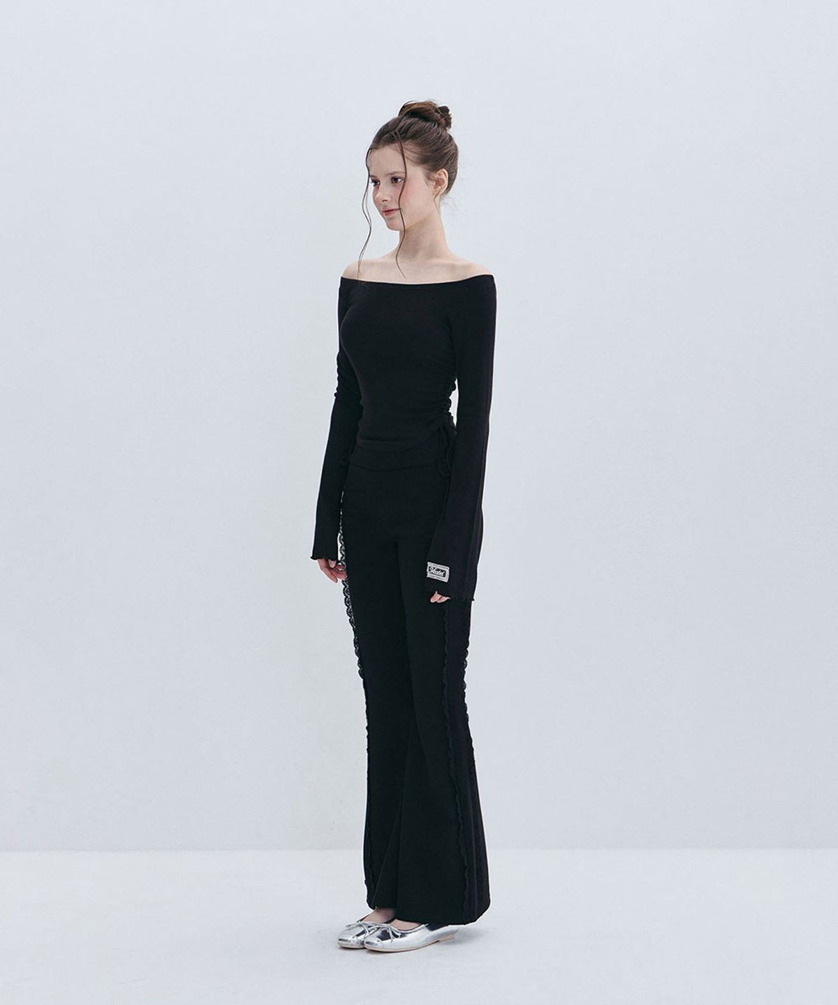 모아벨(MOABEL) LABEL SHIRRING TEE - BLACK