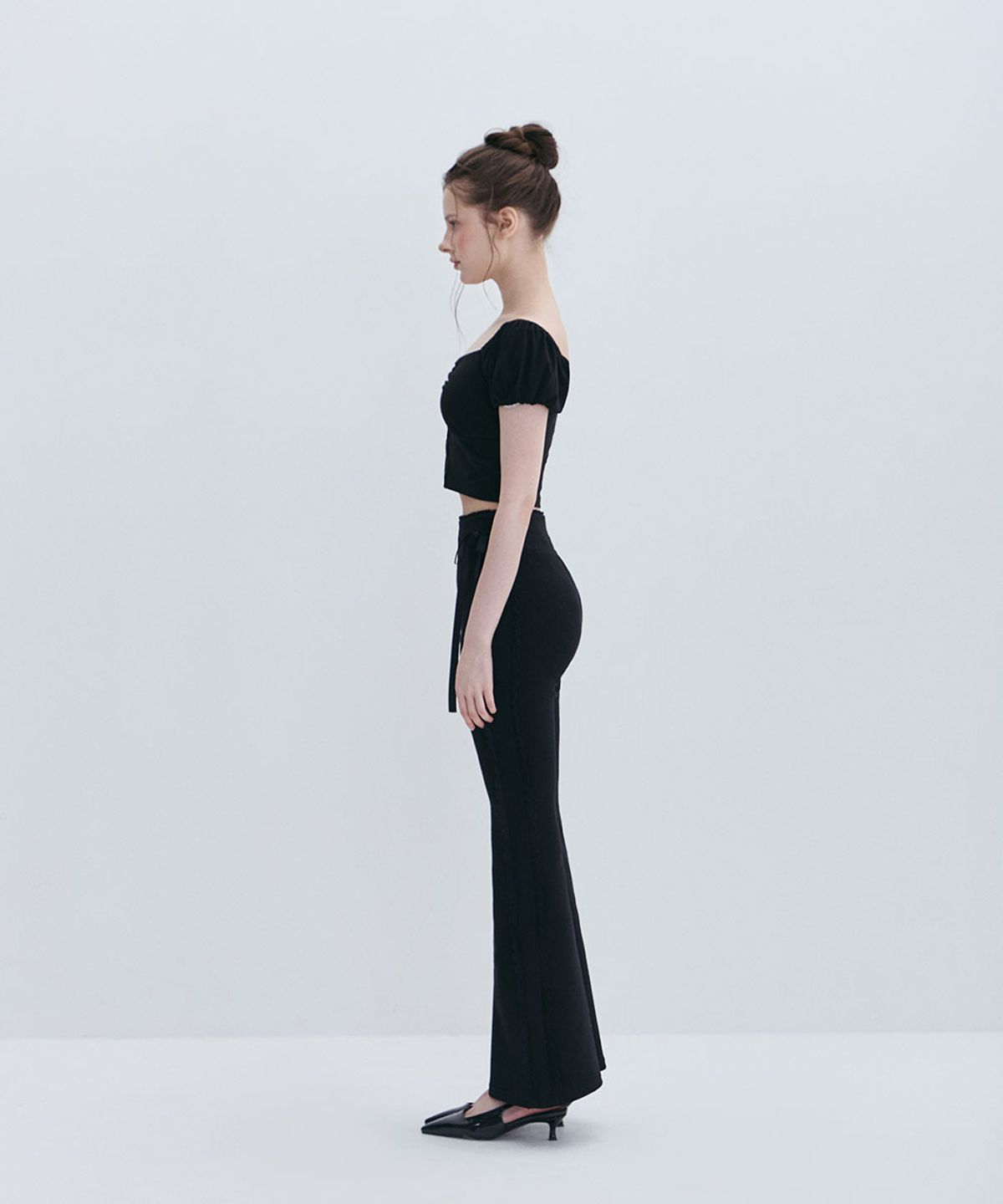 모아벨(MOABEL) CONTOUR LINE RIBBON PANTS - BLACK