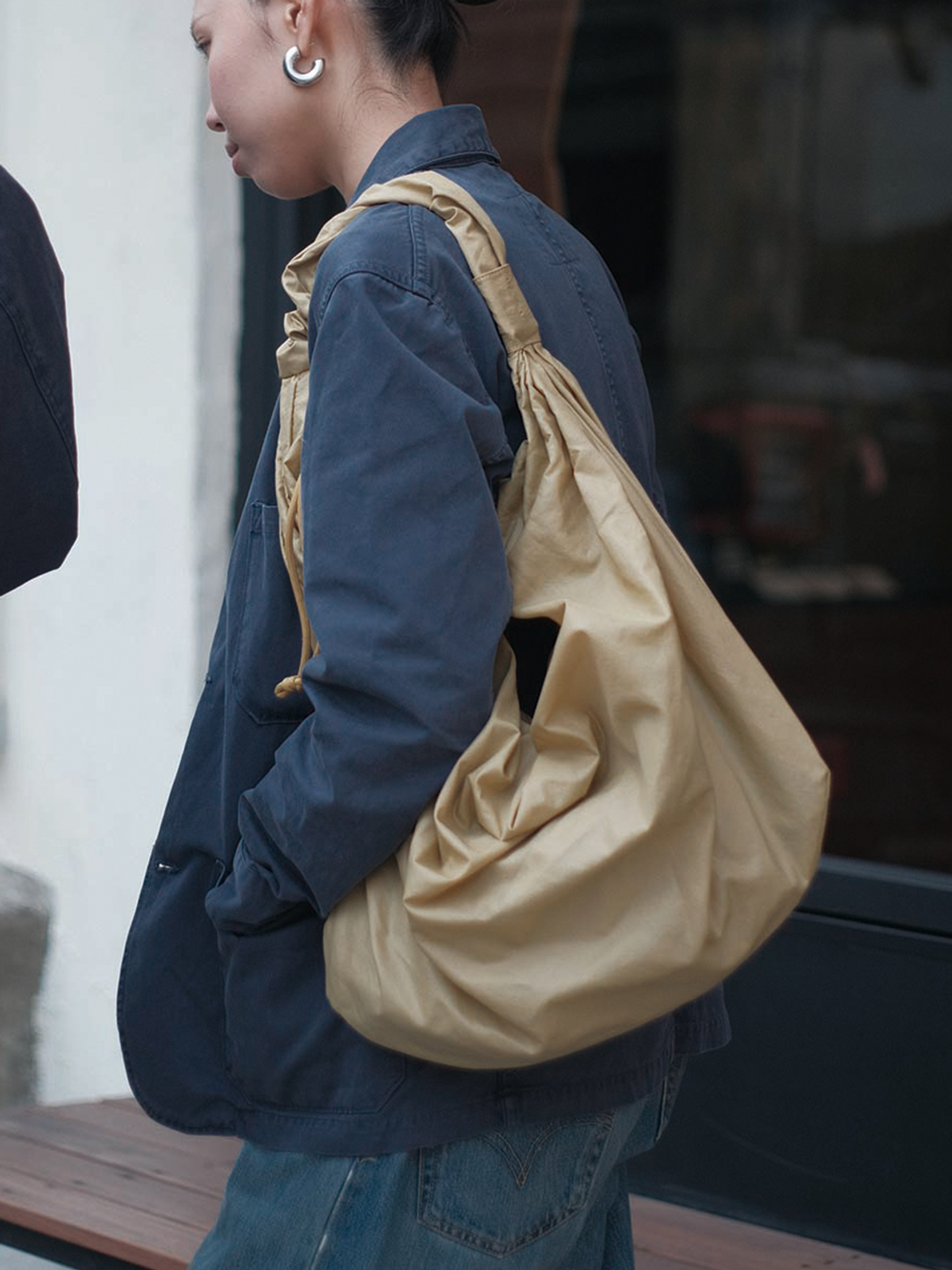 아코크(ACOC) Glossy Mid Tangle Twist Bag_Mustard