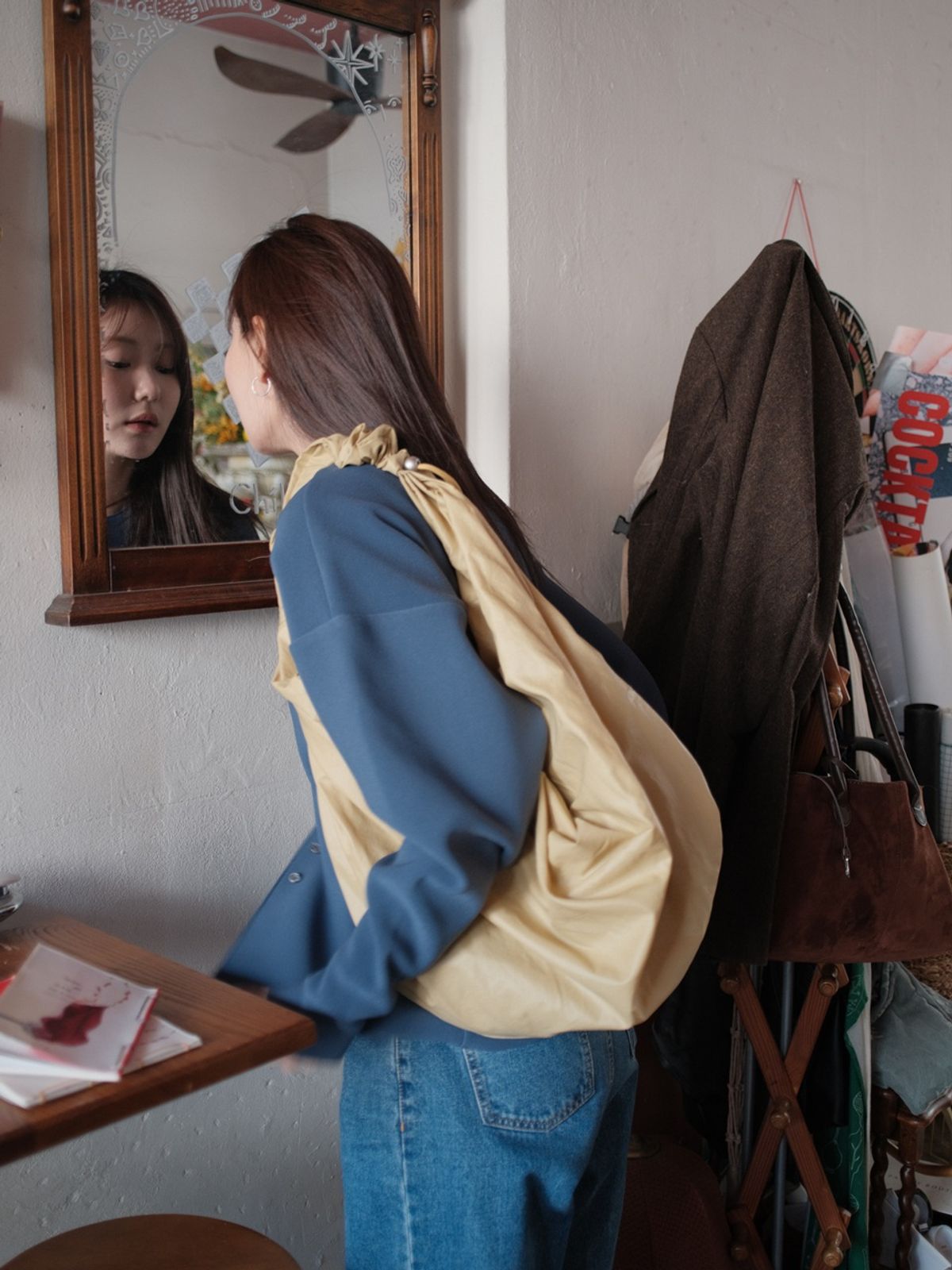 아코크(ACOC) Glossy Mid Tangle Twist Bag_Mustard