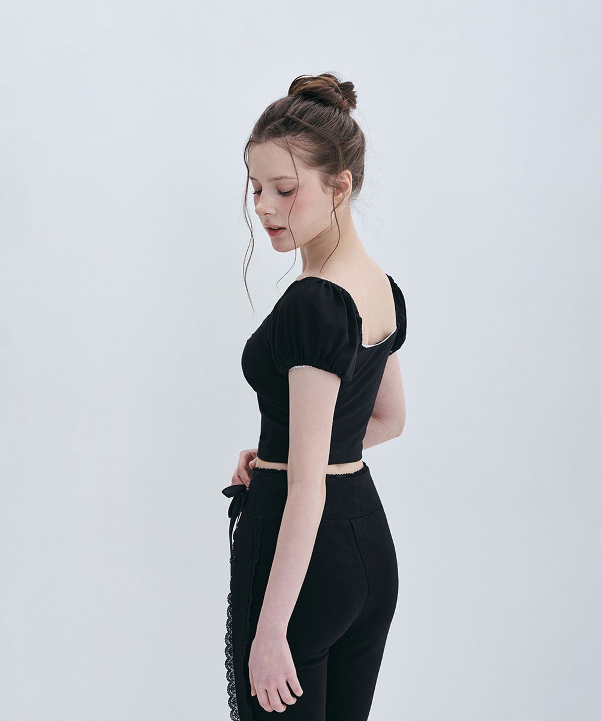 모아벨(MOABEL) COQUETTE PUFF TOP - BLACK