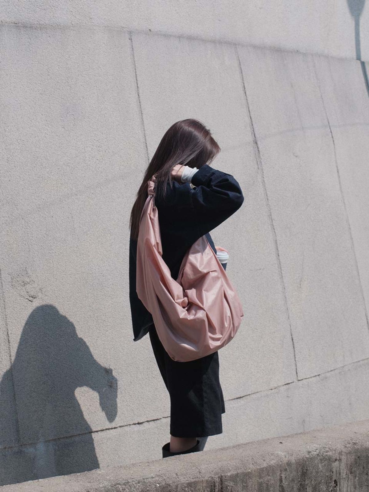 아코크(ACOC) Glossy Large Tangle Twist Bag_Ash Pink