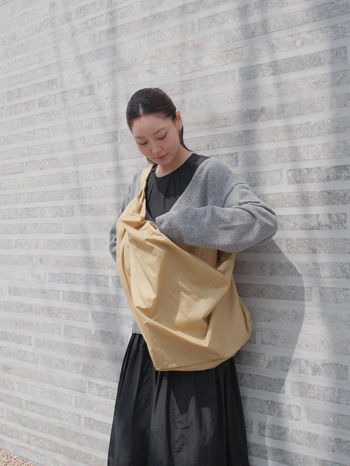 아코크(ACOC) Glossy Large Tangle Twist Bag_Mustard