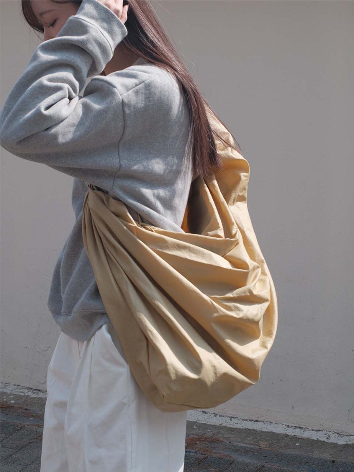 아코크(ACOC) Glossy Large Tangle Twist Bag_Mustard