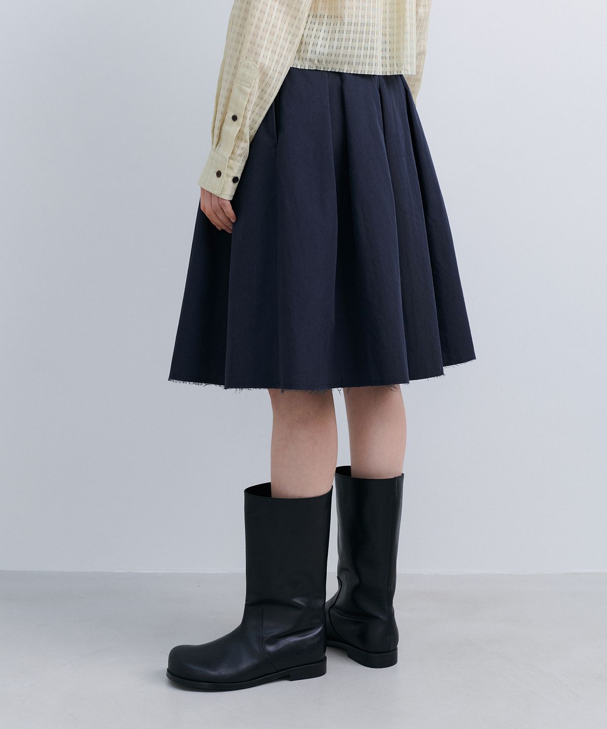에핑글러(EPINGLER) LOW EDGE PLEATED SKIRT  - NAVY