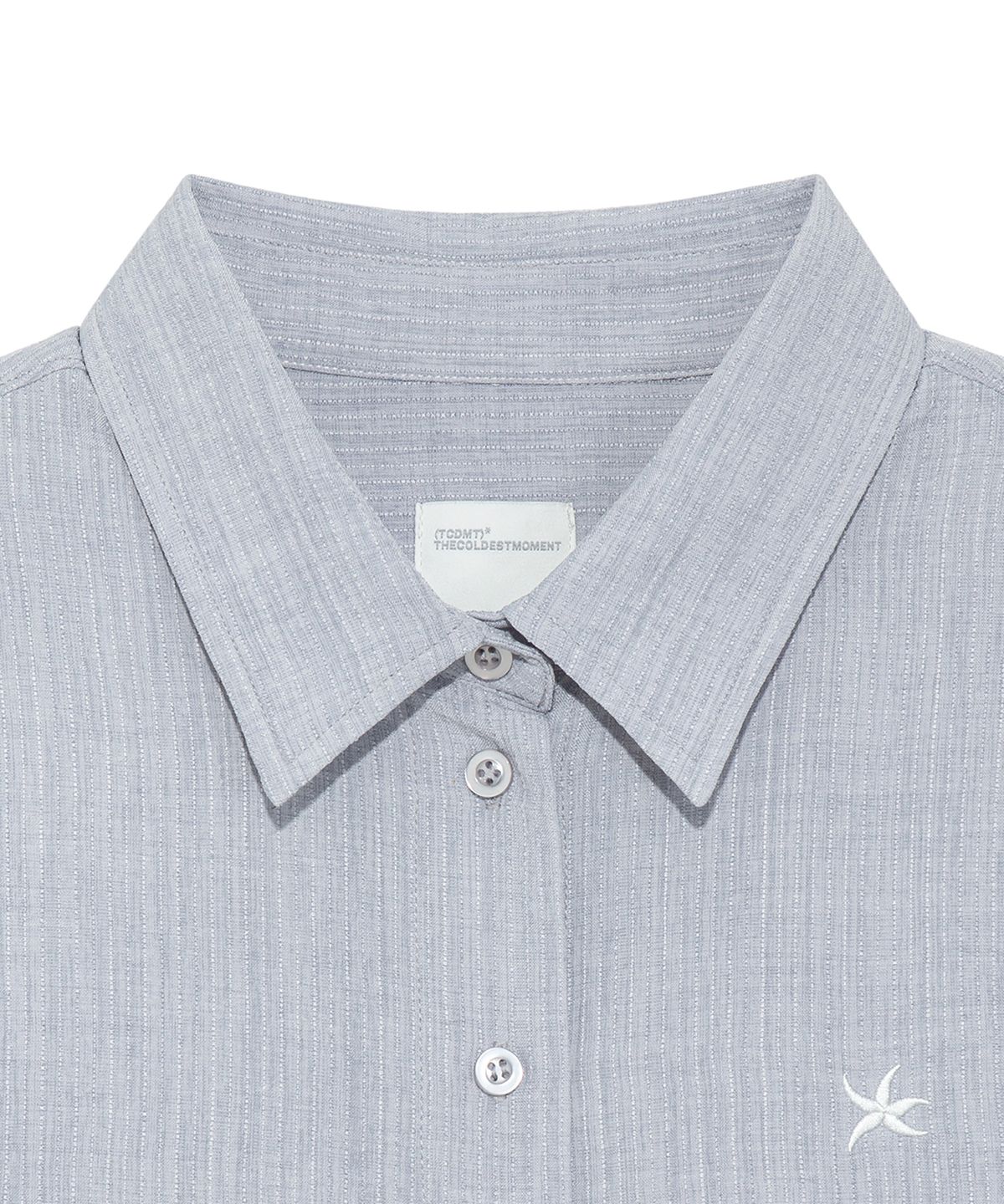 더콜디스트모먼트(THE COLDEST MOMENT) (w) TCM mini logo textured half shirt (blue grey)