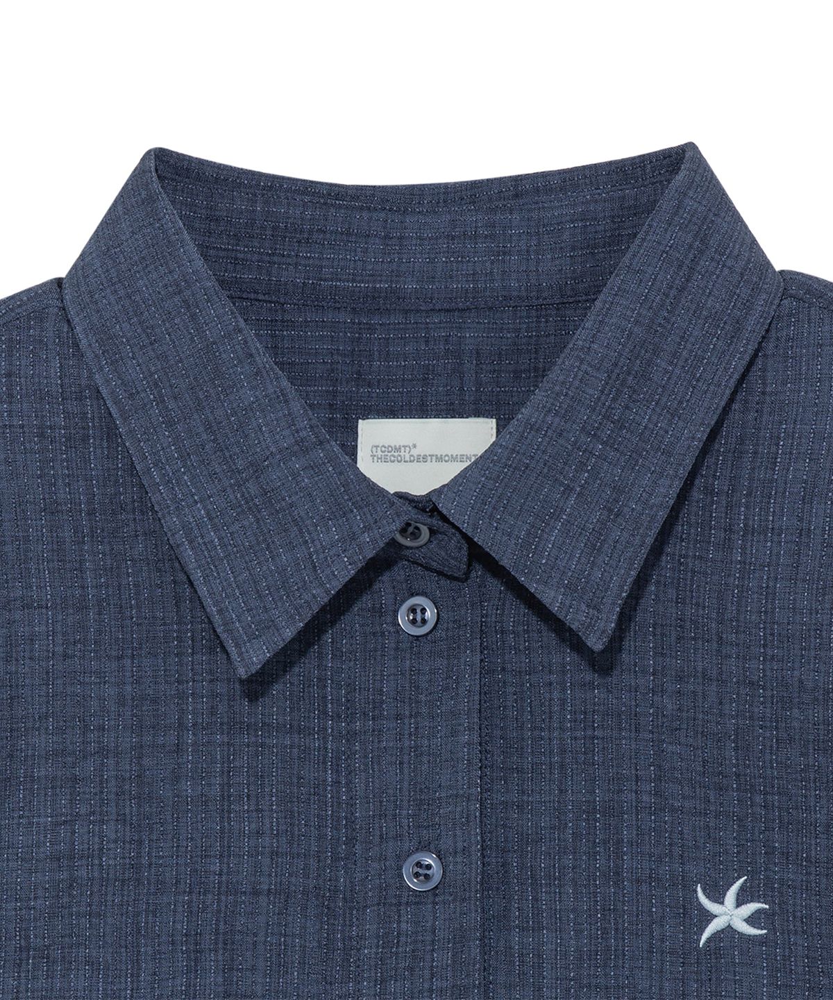 더콜디스트모먼트(THE COLDEST MOMENT) (w) TCM mini logo textured half shirt (navy)
