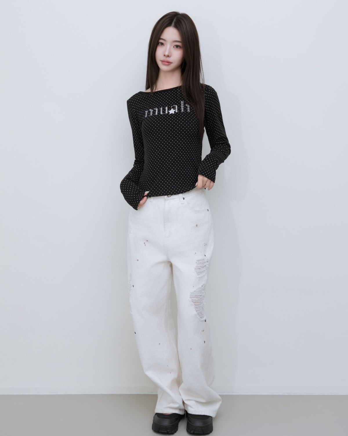무아무아(MUAHMUAH) 보트넥 로고패치 도트 긴팔티