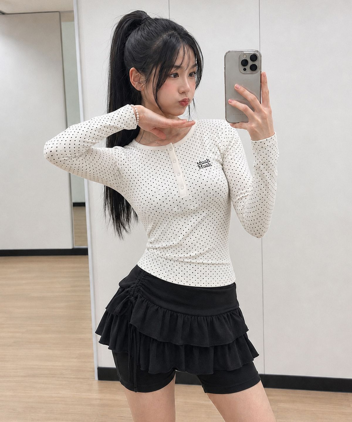 무아무아(MUAHMUAH) 라운드 도트 헨리넥 크롭 긴팔티 [2color]