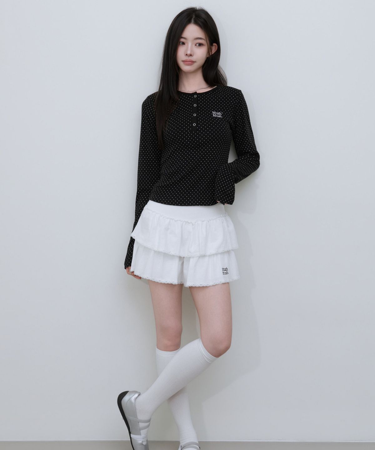 무아무아(MUAHMUAH) 라운드 도트 헨리넥 크롭 긴팔티 [2color]