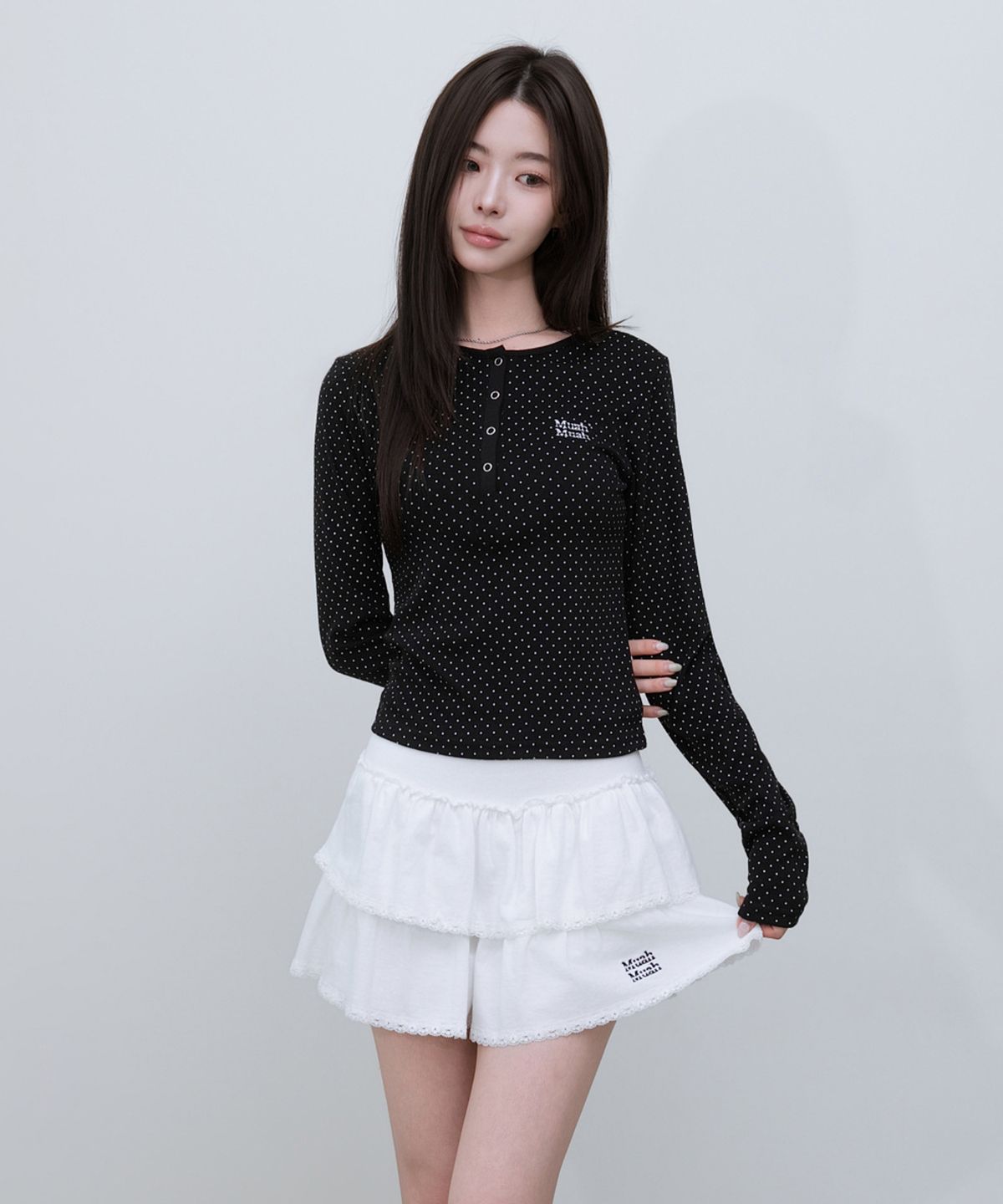 무아무아(MUAHMUAH) 라운드 도트 헨리넥 크롭 긴팔티 [2color]