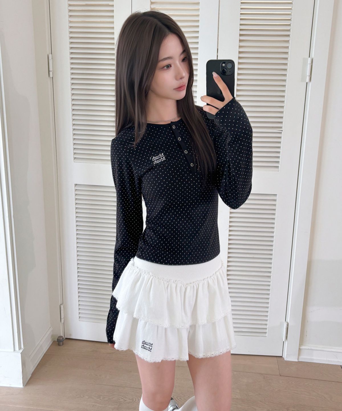 무아무아(MUAHMUAH) 라운드 도트 헨리넥 크롭 긴팔티 [2color]