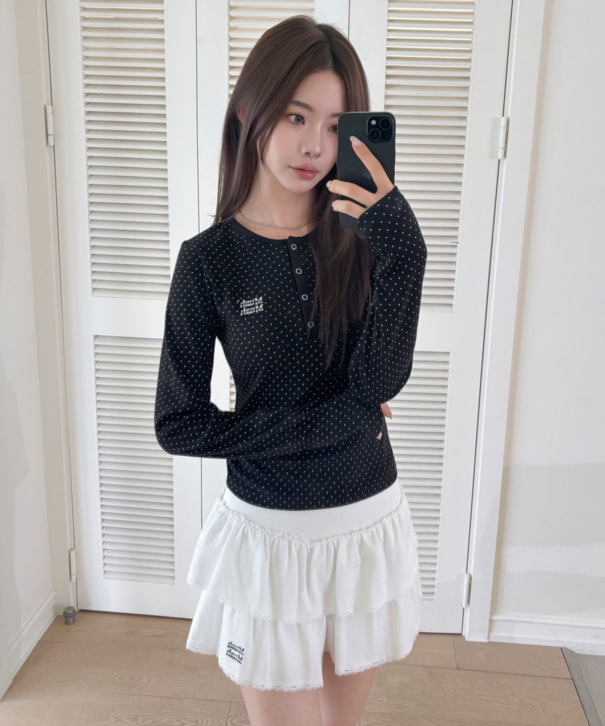 무아무아(MUAHMUAH) 라운드 도트 헨리넥 크롭 긴팔티 [2color]