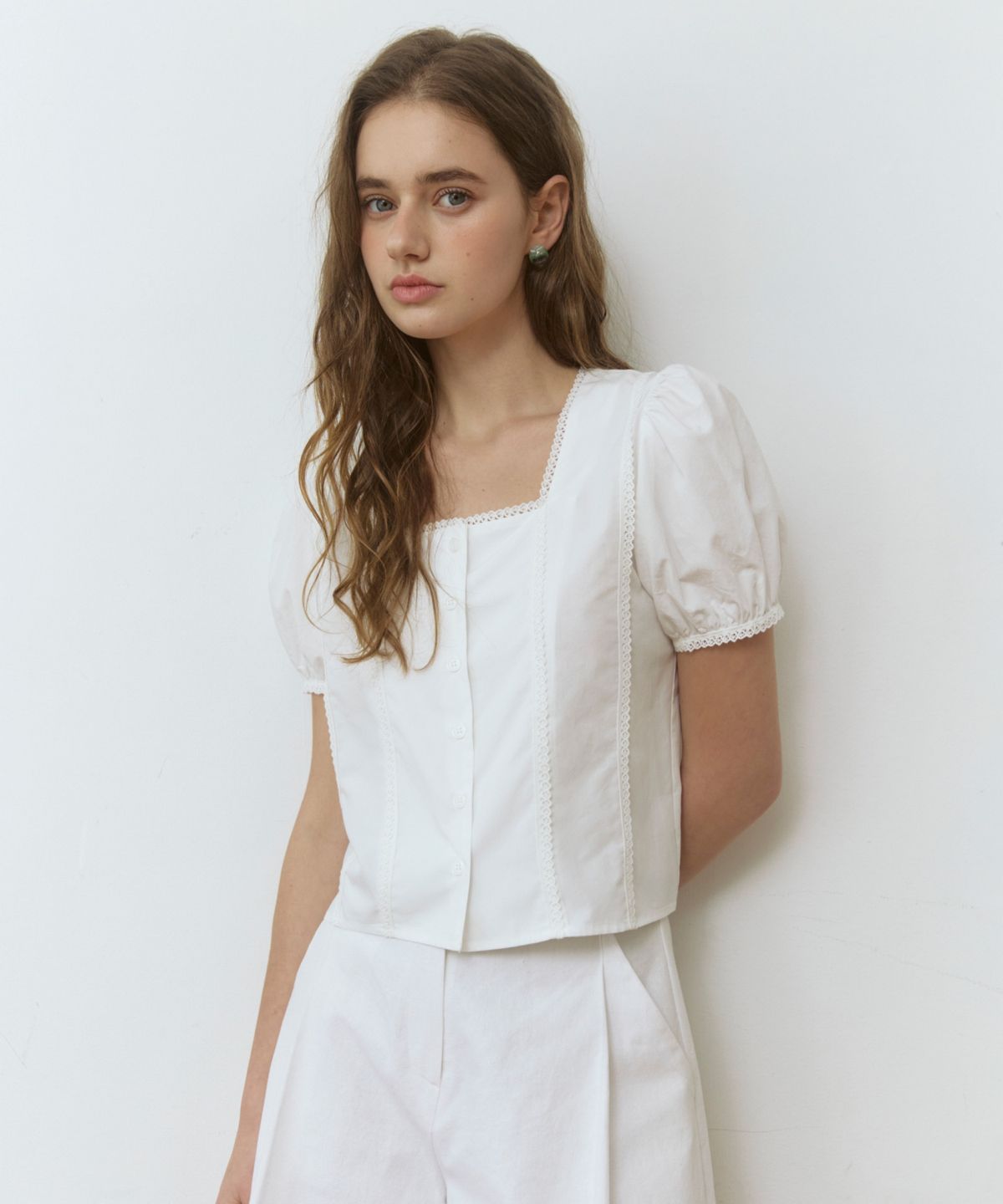 어다울(ADAUL) Lace point puff square neck blouse - white