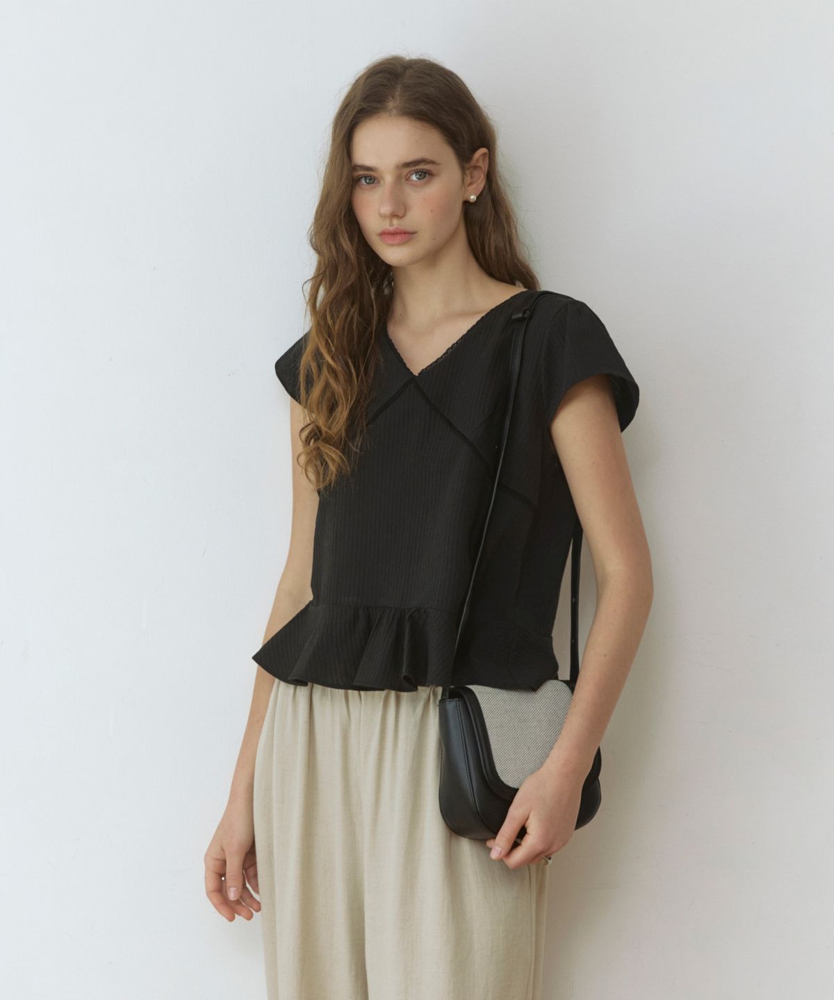 어다울(ADAUL) V cut lace jacquard blouse - black