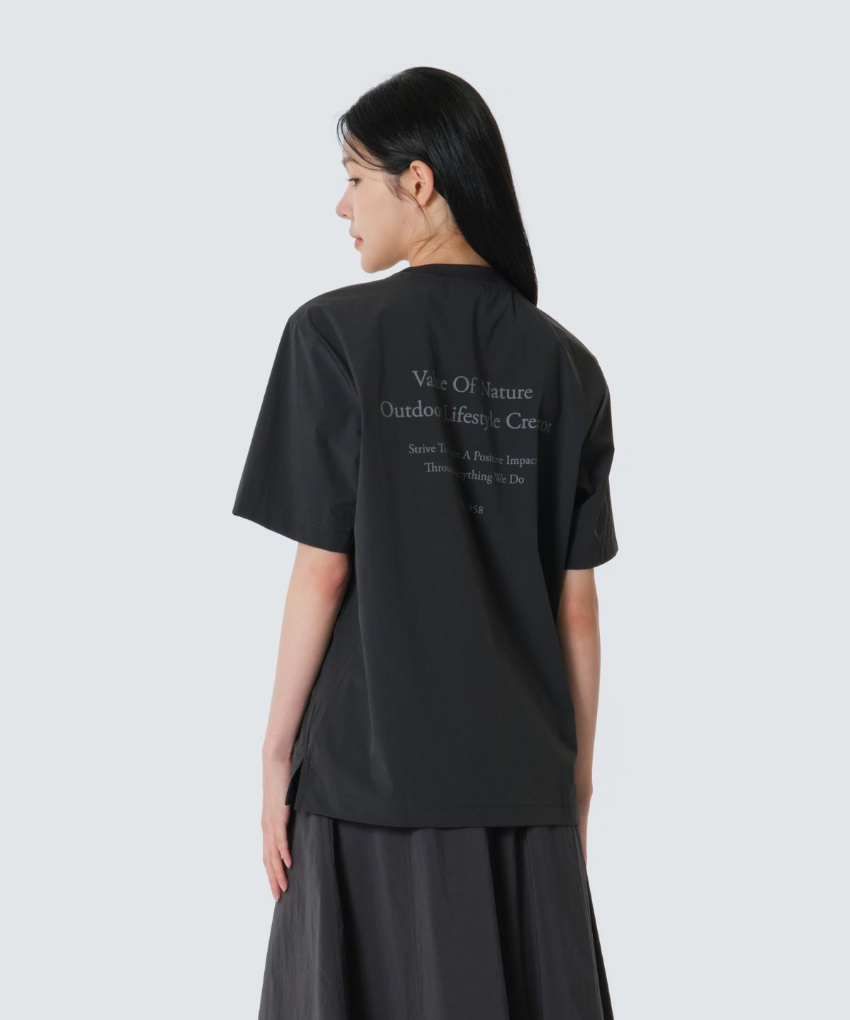 스노우피크 어패럴(SNOWPEAK APPAREL) 씬테크 레터링 반팔 티셔츠 (S26MUSTS31) Dark Charcoal